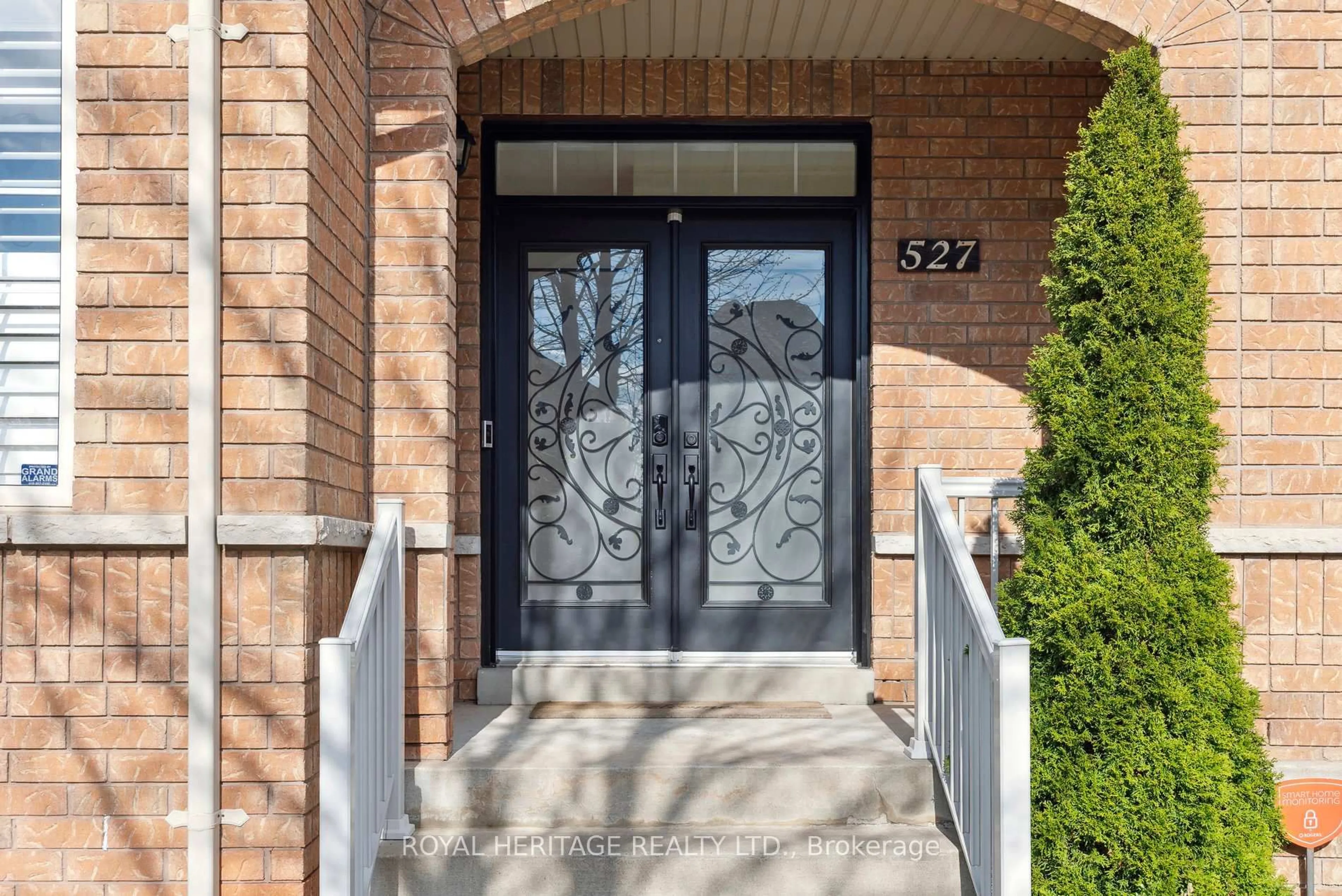 Indoor entryway for 527 Country Glen Rd, Markham Ontario L6B 1H4