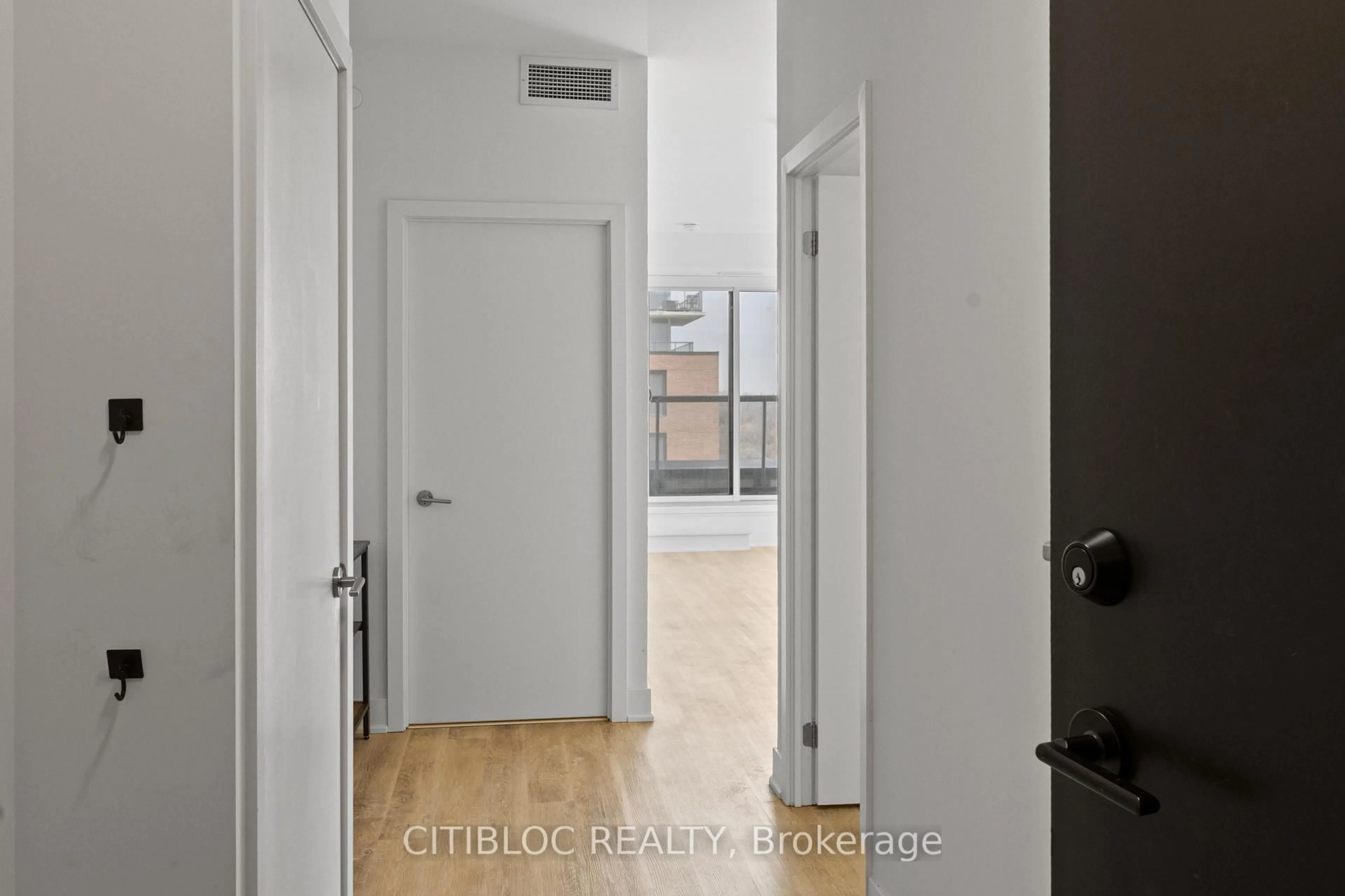 Indoor entryway for 185 Deerfield Rd #503, Newmarket Ontario L3Y 0G7