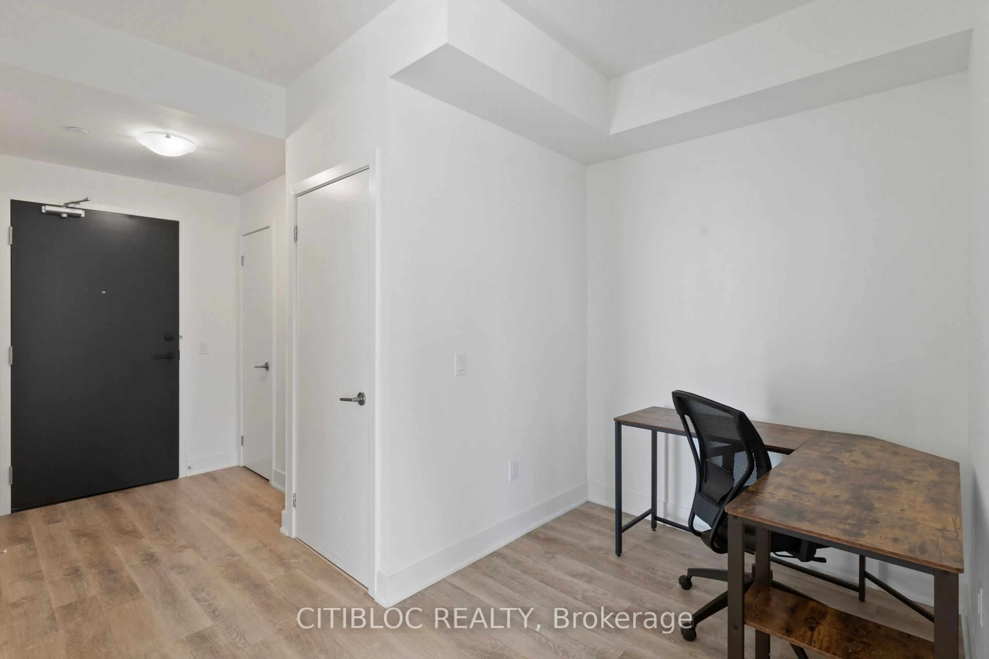 A pic of a room for 185 Deerfield Rd #503, Newmarket Ontario L3Y 0G7