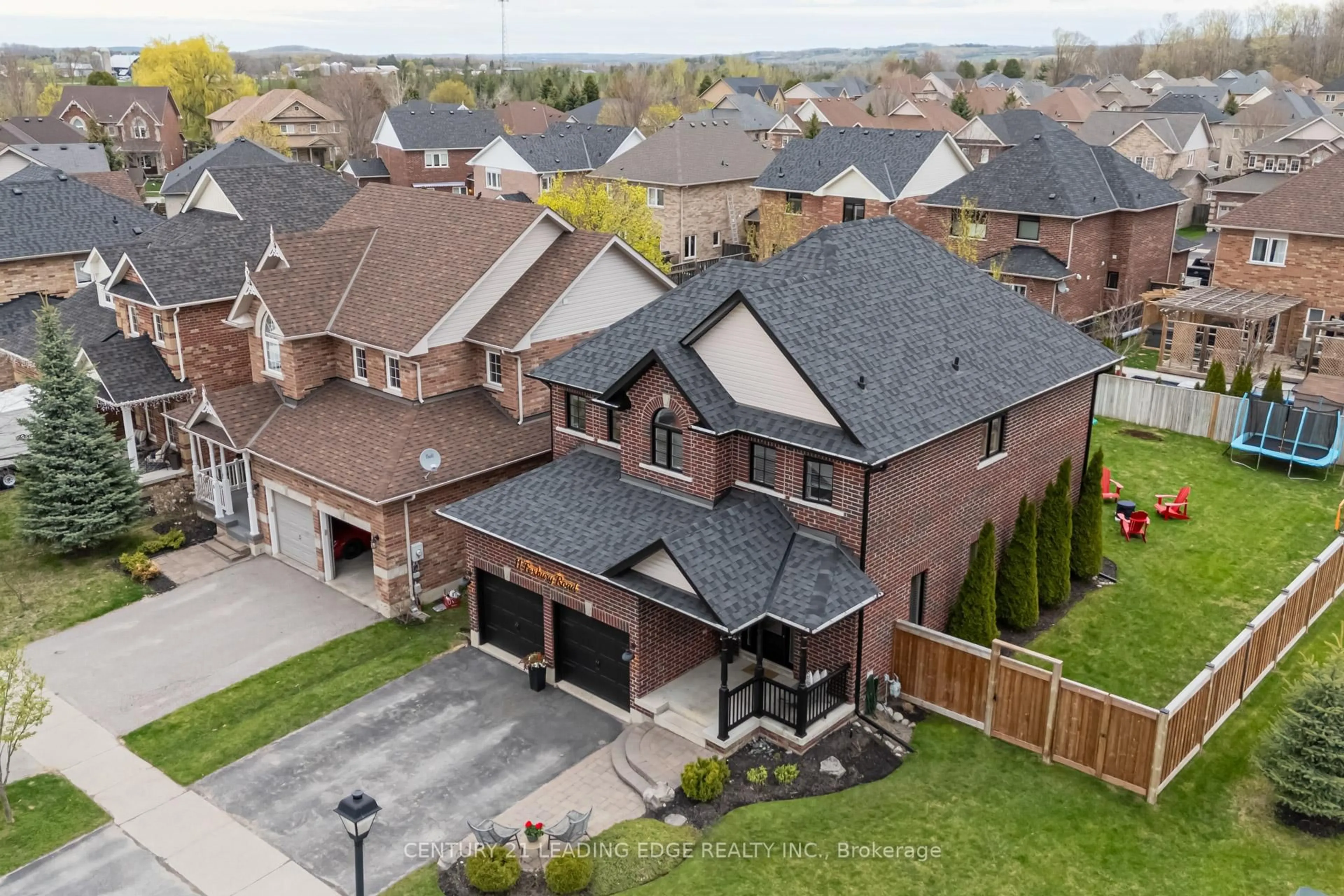 A pic from outside/outdoor area/front of a property/back of a property/a pic from drone, street for 11 FOXBURY Rd, Uxbridge Ontario L9P 1Z9