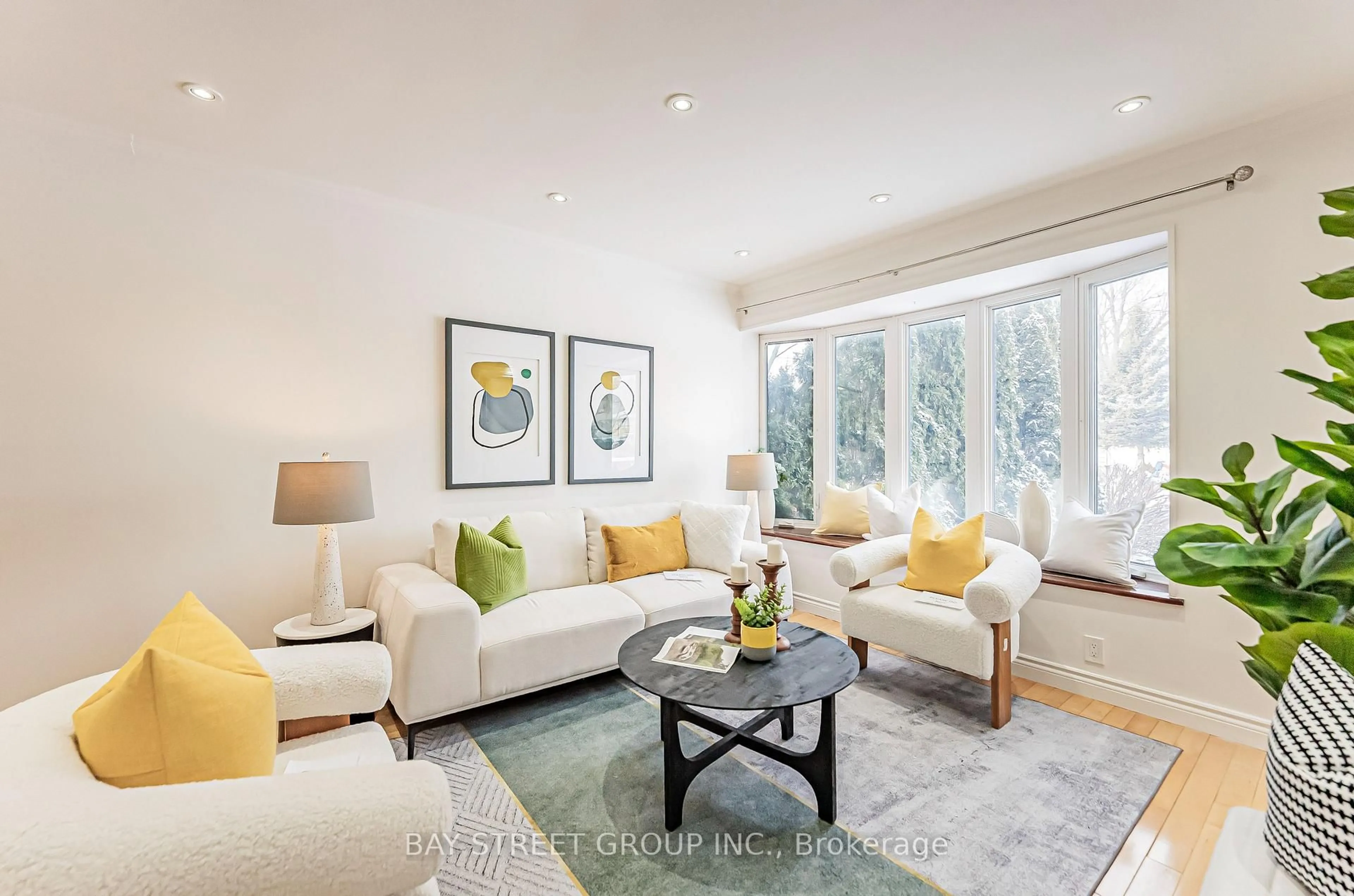 Living room with furniture, unknown for 352 Taylor Mills Dr, Richmond Hill Ontario L4C 2T9