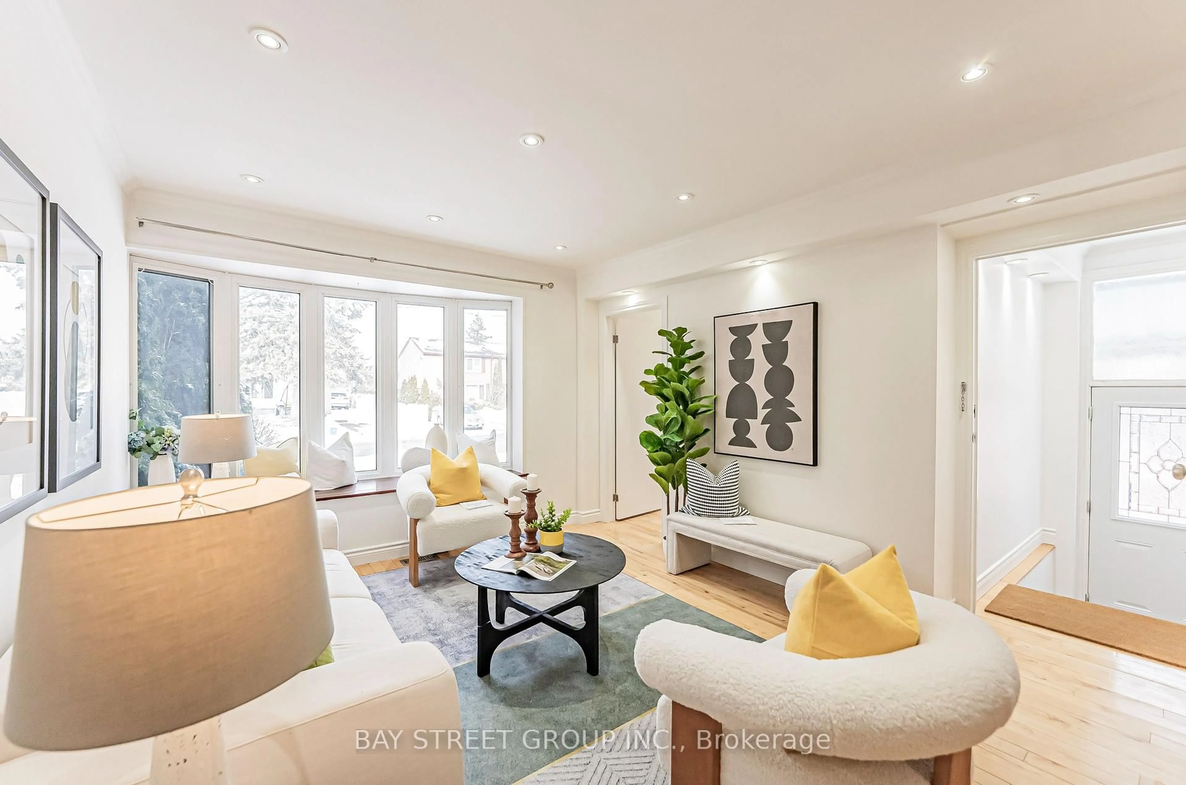 Living room with furniture, unknown for 352 Taylor Mills Dr, Richmond Hill Ontario L4C 2T9