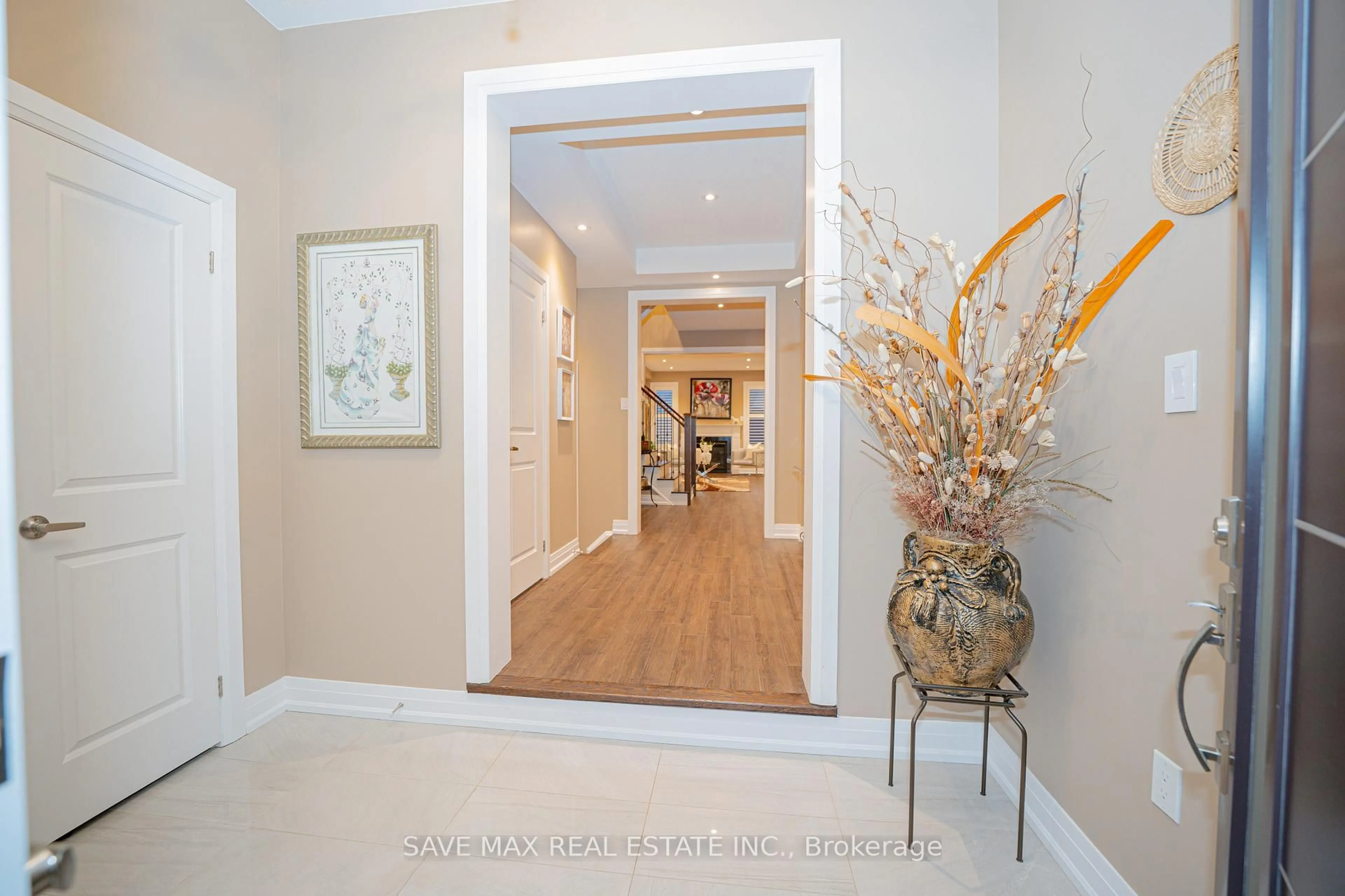 Indoor foyer for 16 Casserley Cres, New Tecumseth Ontario L0G 1W0