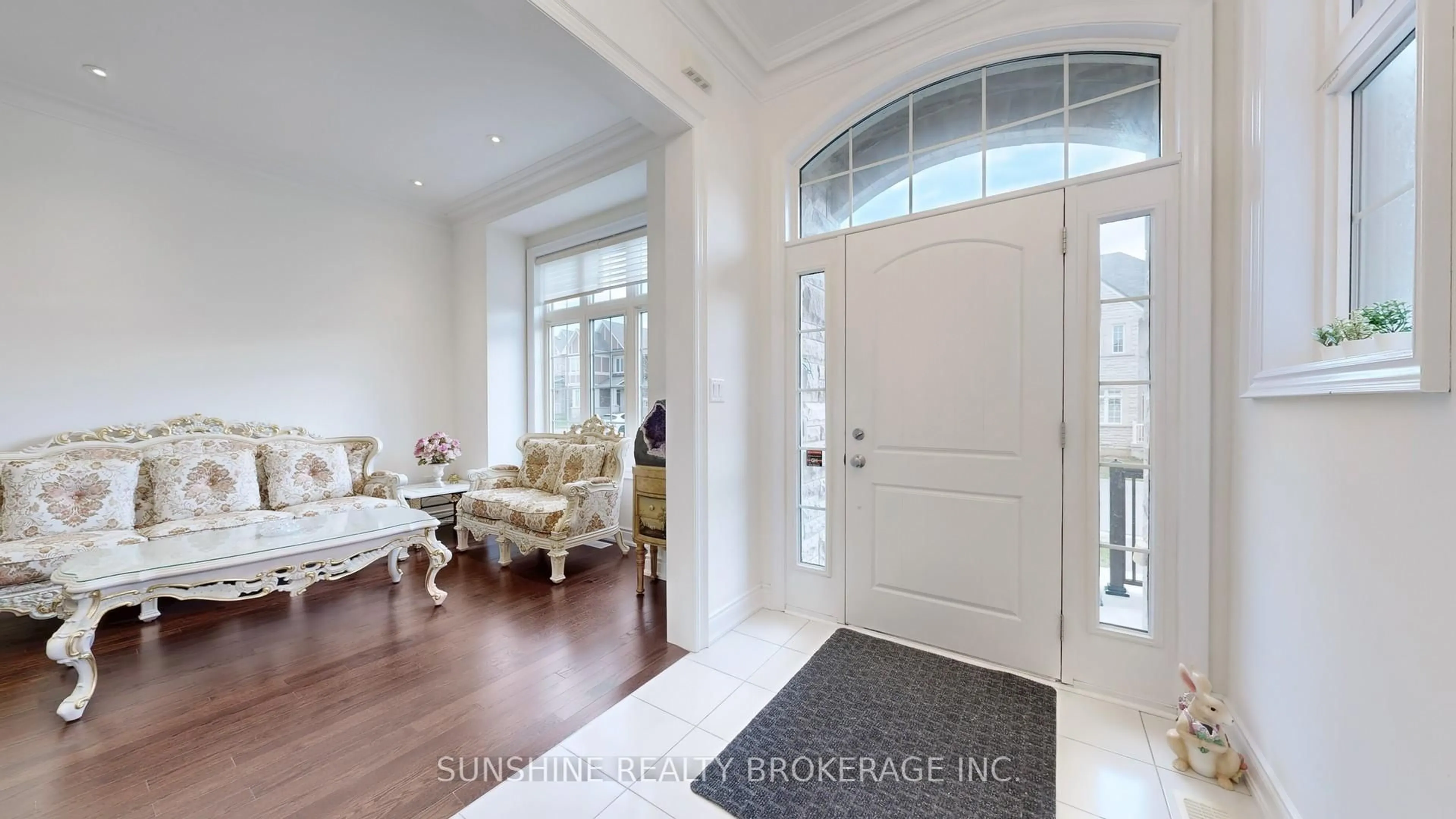Indoor entryway for 110 Novan Cres, Aurora Ontario L4G 0X7