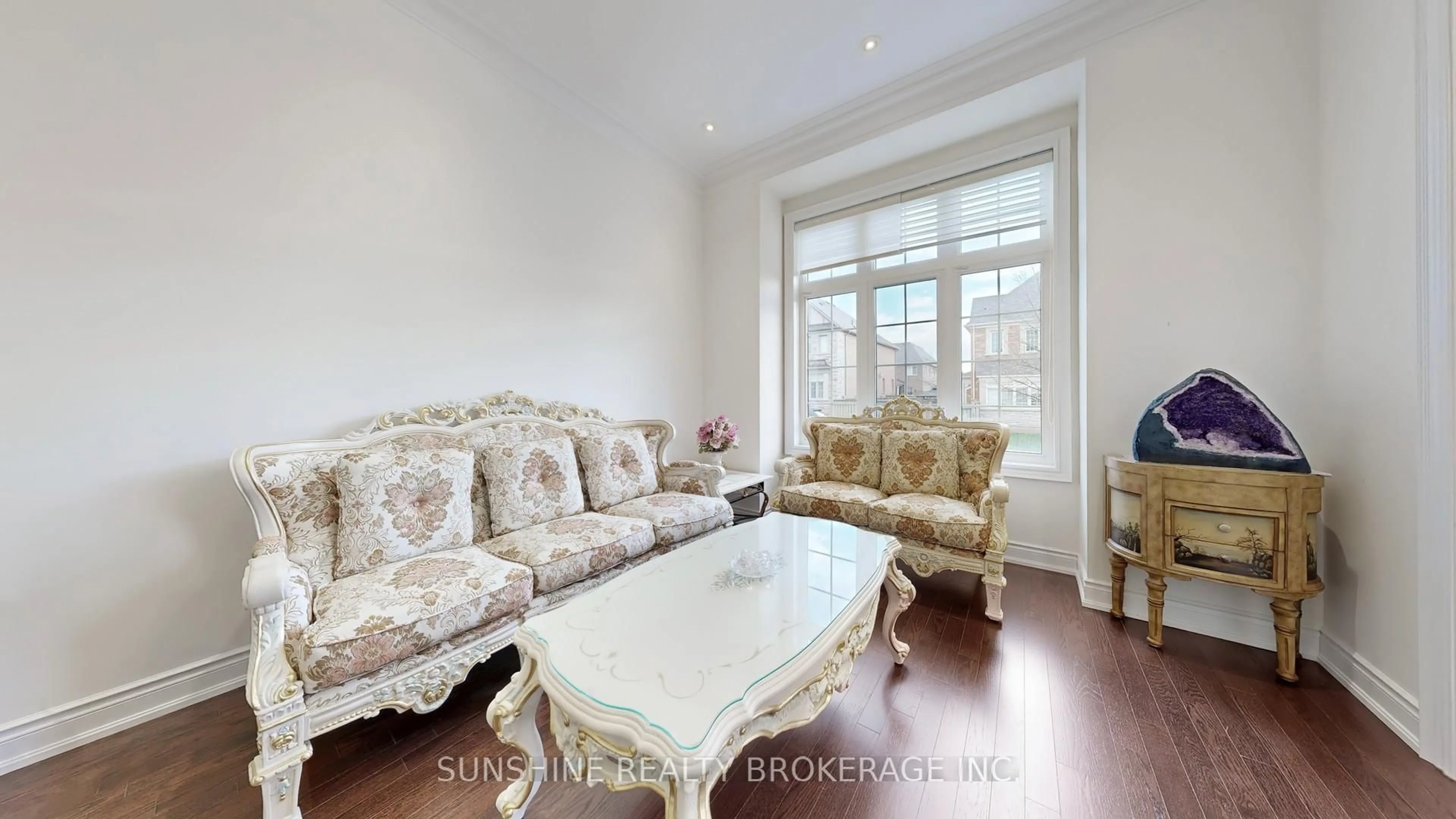 Living room with furniture, wood/laminate floor for 110 Novan Cres, Aurora Ontario L4G 0X7