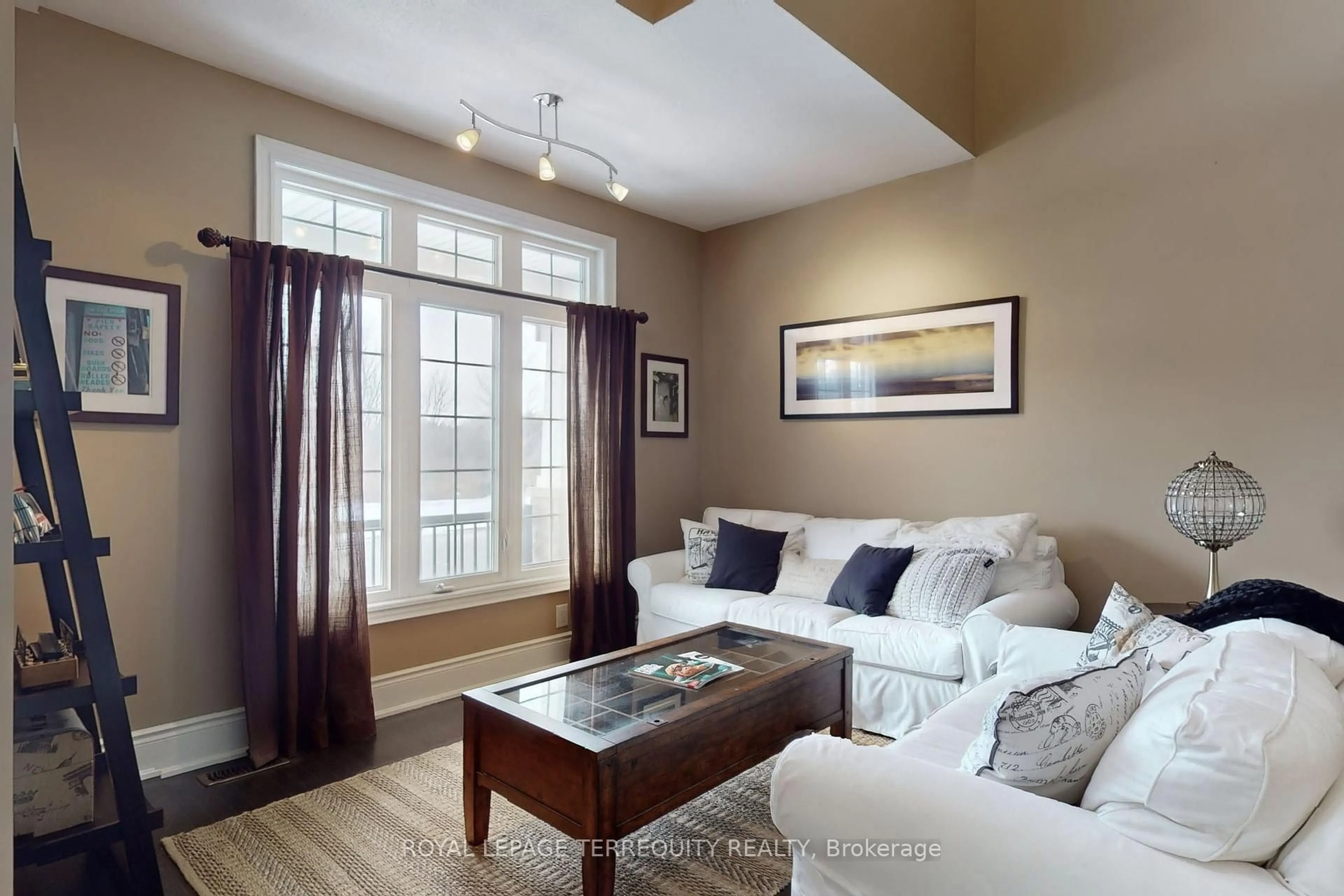 Living room with furniture, wood/laminate floor for 31 Yorkton Blvd, Markham Ontario L6C 0J9