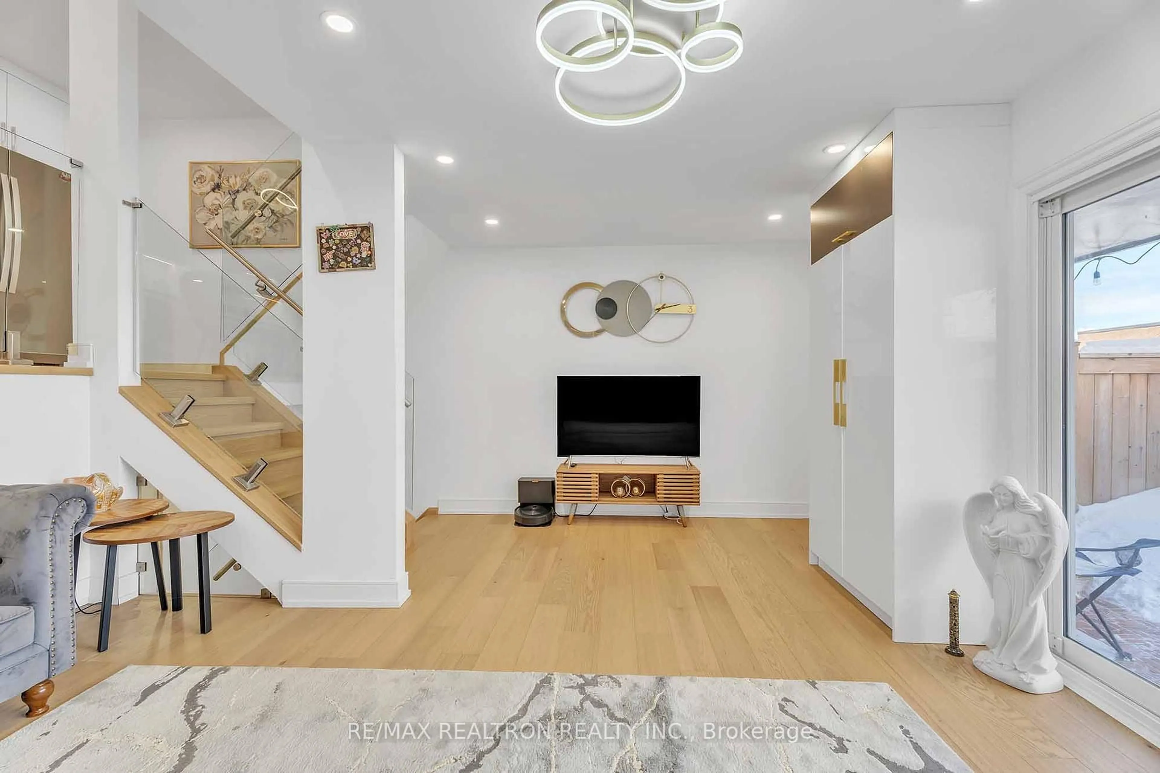 Indoor entryway for 307 Milestone Cres, Aurora Ontario L4G 3M2
