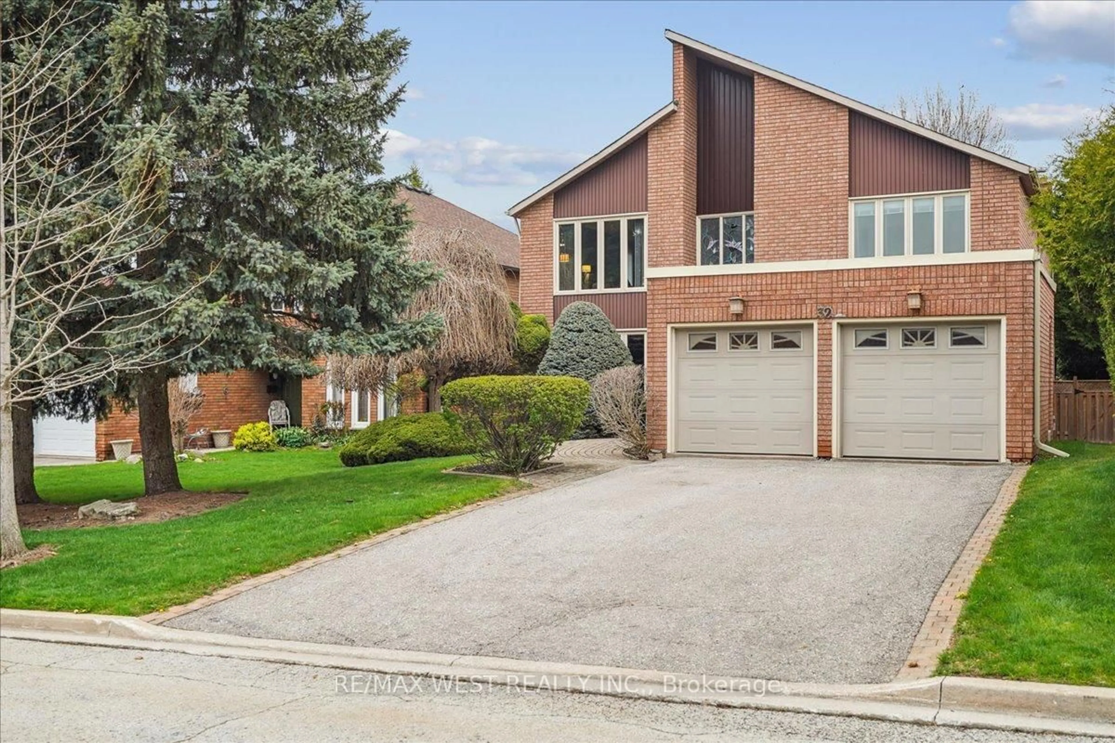 Home with brick exterior material, street for 32 Delancey Cres, Markham Ontario L3P 7E2