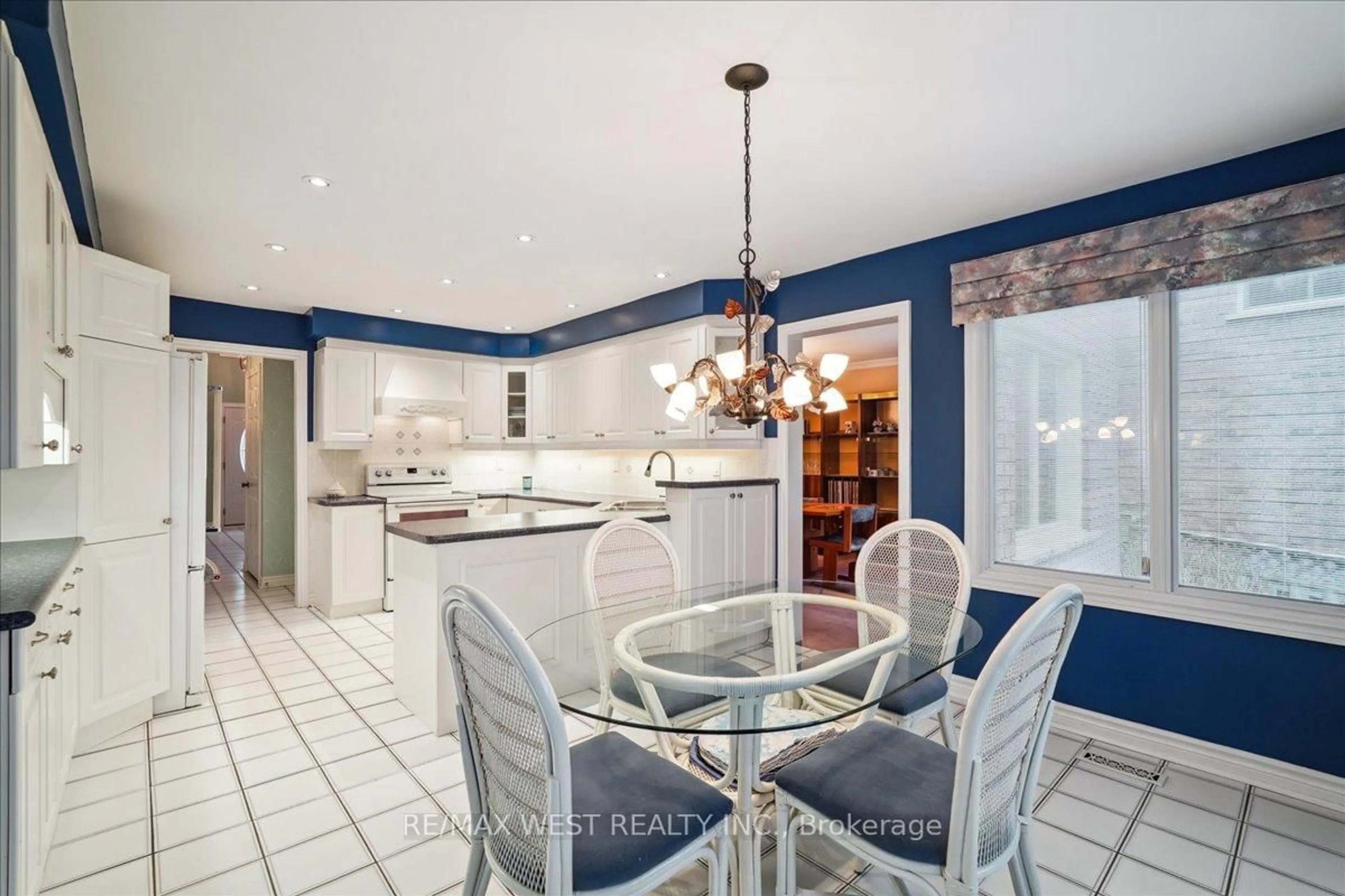 Open concept kitchen, ceramic/tile floor for 32 Delancey Cres, Markham Ontario L3P 7E2