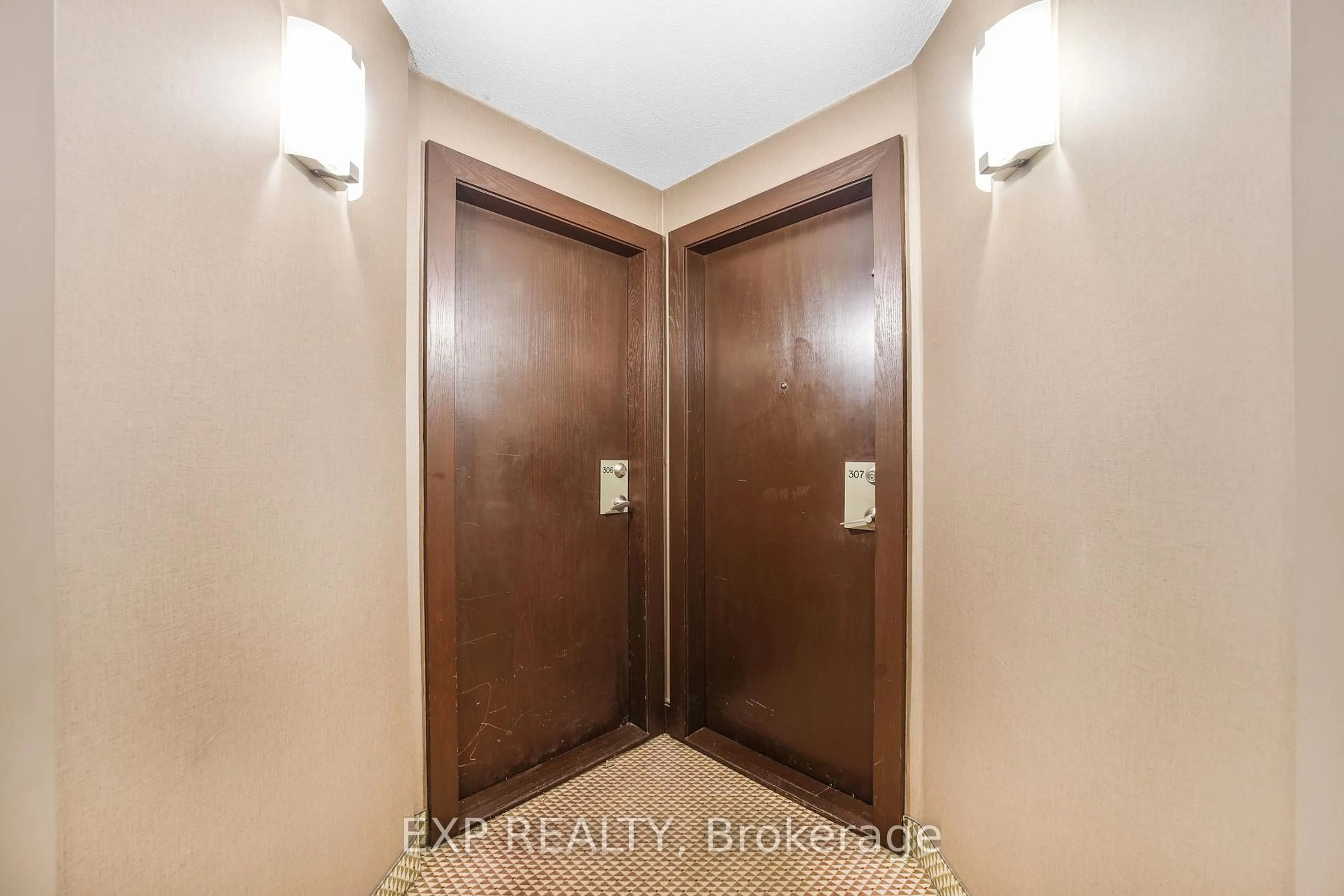 Indoor entryway for 7250 Yonge St #306, Vaughan Ontario L4J 7X1