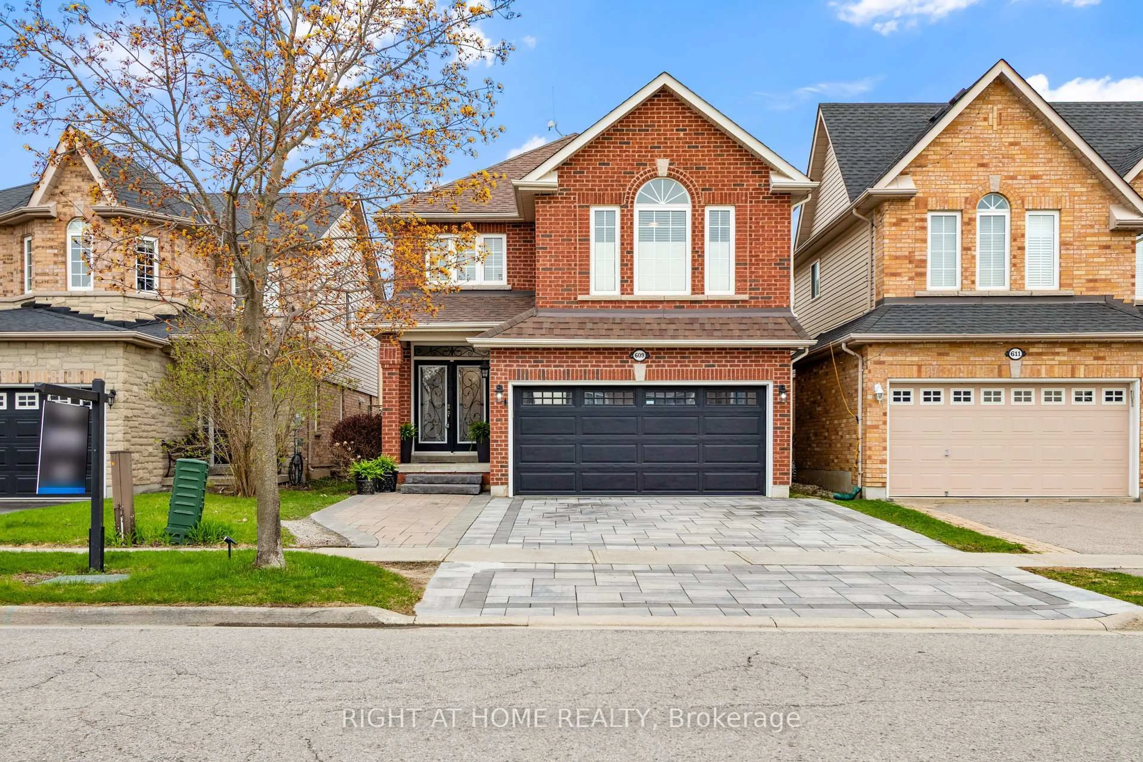 Home with brick exterior material, street for 609 Mcbean Ave, Newmarket Ontario L3X 2L5