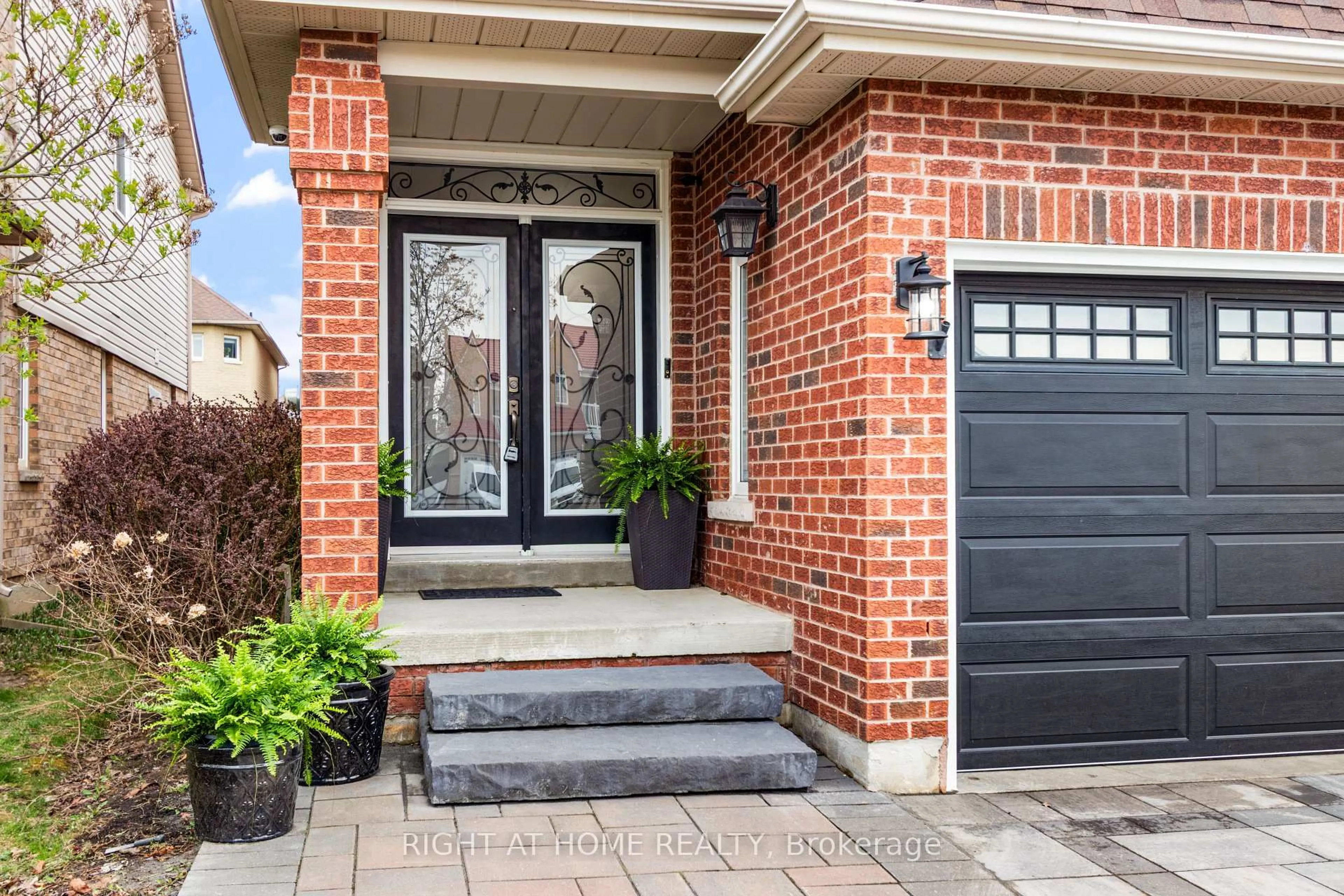 Home with brick exterior material, street for 609 Mcbean Ave, Newmarket Ontario L3X 2L5