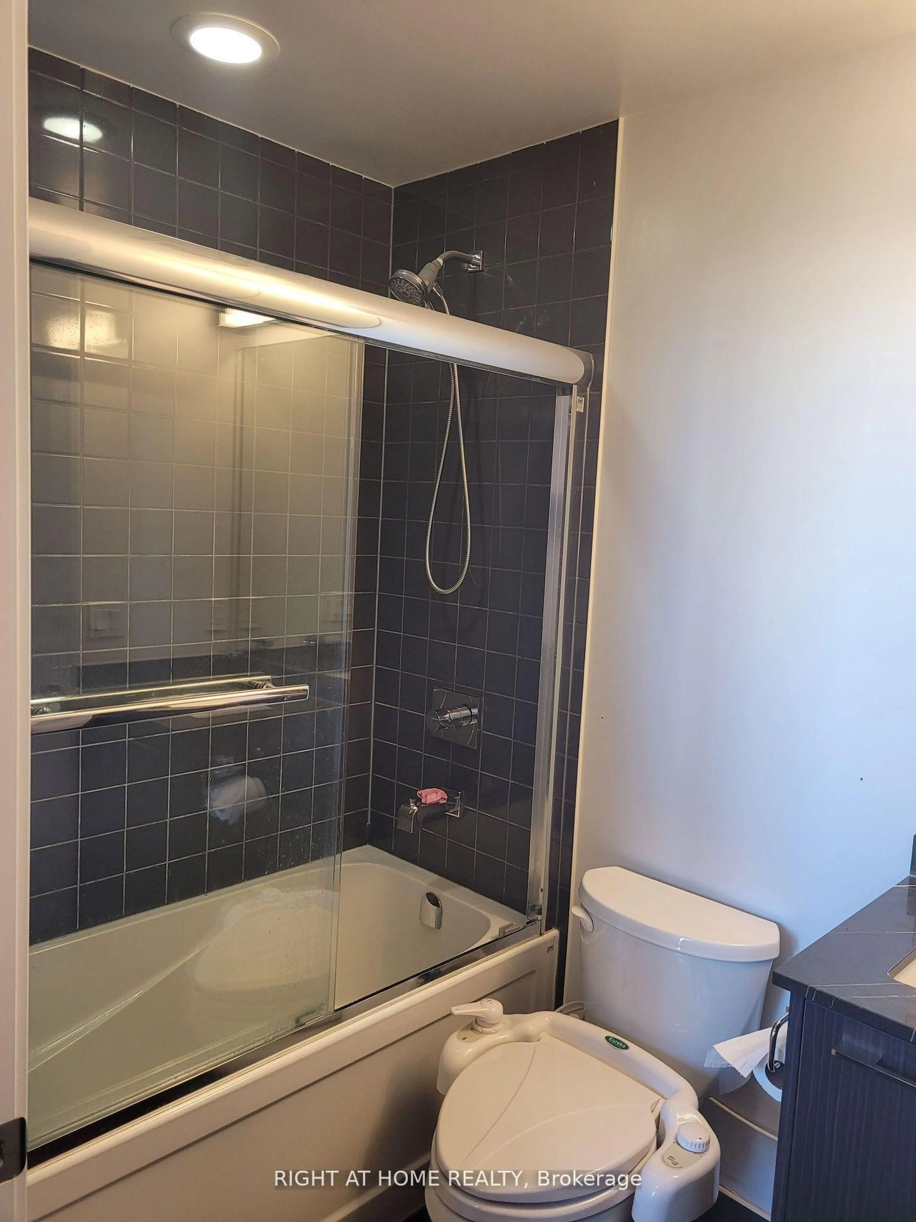 Standard bathroom, ceramic/tile floor for 9471 Yonge St #335, Richmond Hill Ontario L4C 1V4