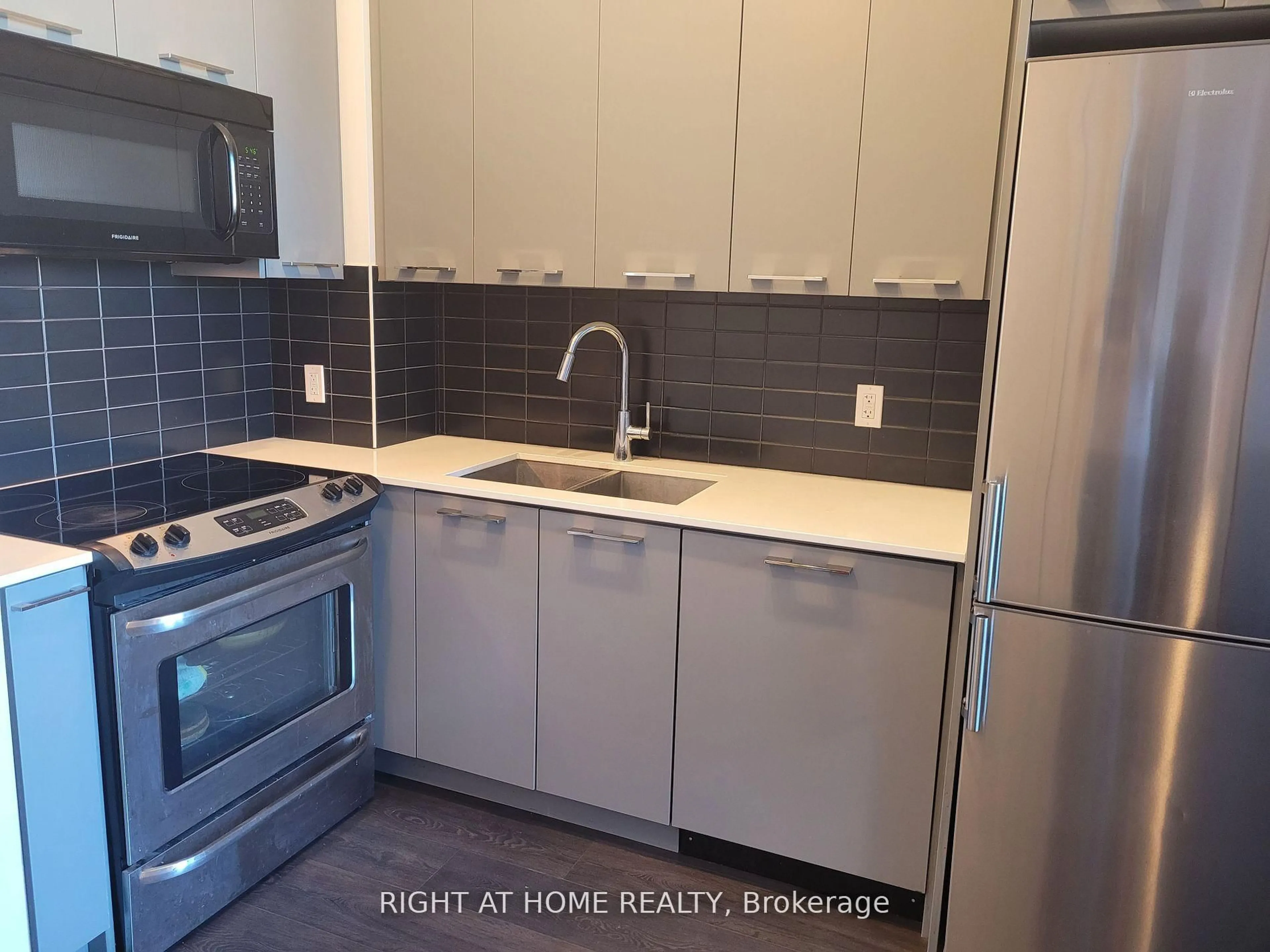 Standard kitchen, unknown for 9471 Yonge St #335, Richmond Hill Ontario L4C 1V4
