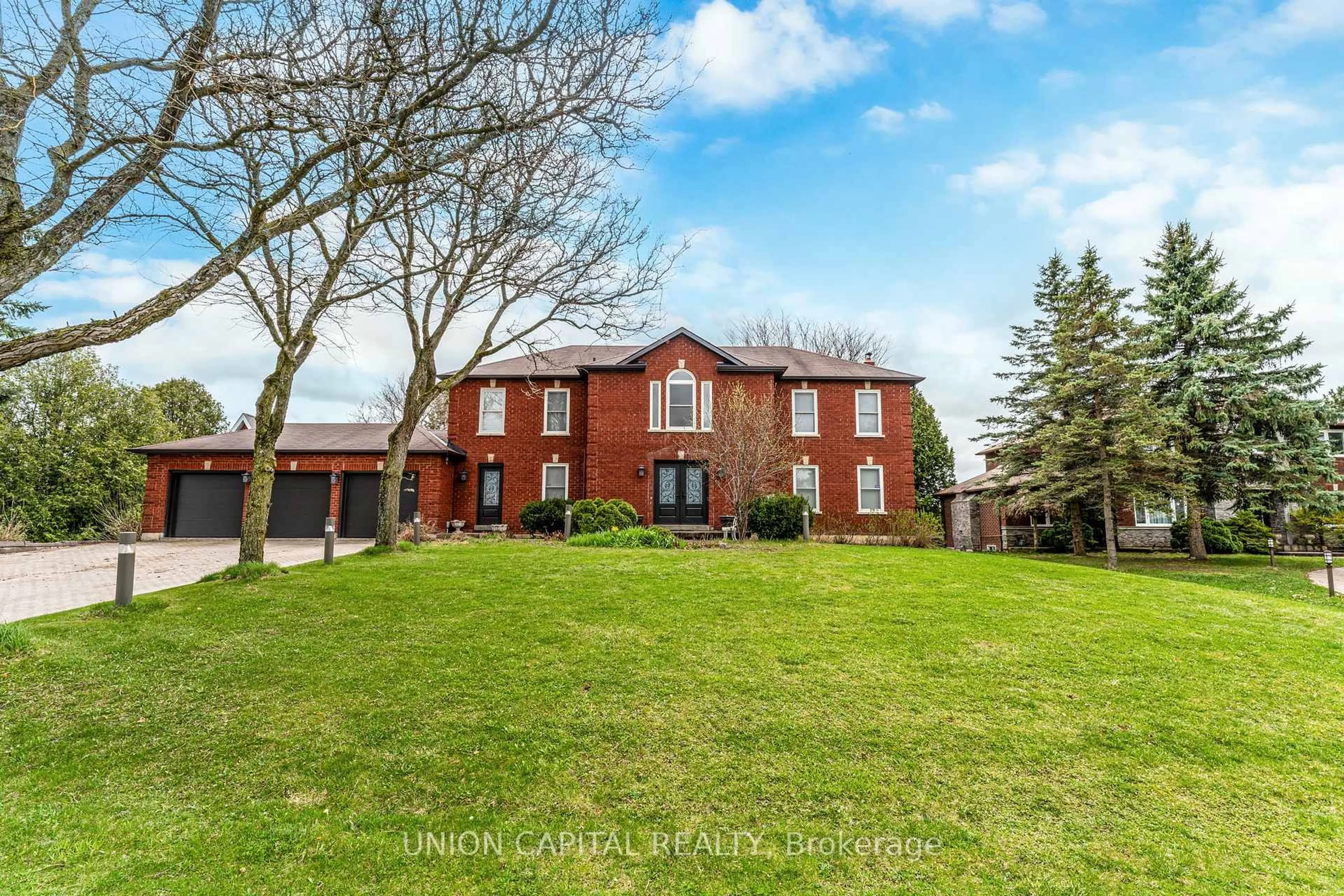 A pic from outside/outdoor area/front of a property/back of a property/a pic from drone, street for 12 Reesor Pl, Whitchurch-Stouffville Ontario L4A 2C6