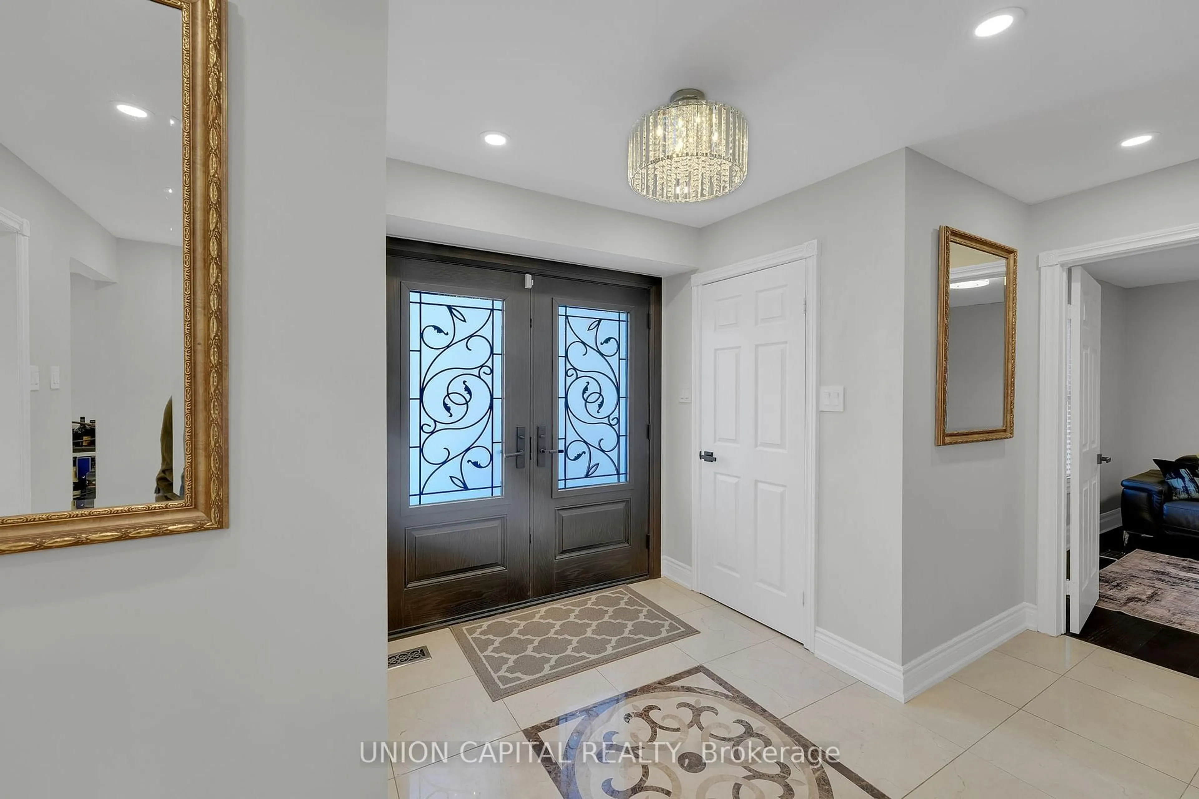Indoor entryway for 12 Reesor Pl, Whitchurch-Stouffville Ontario L4A 2C6