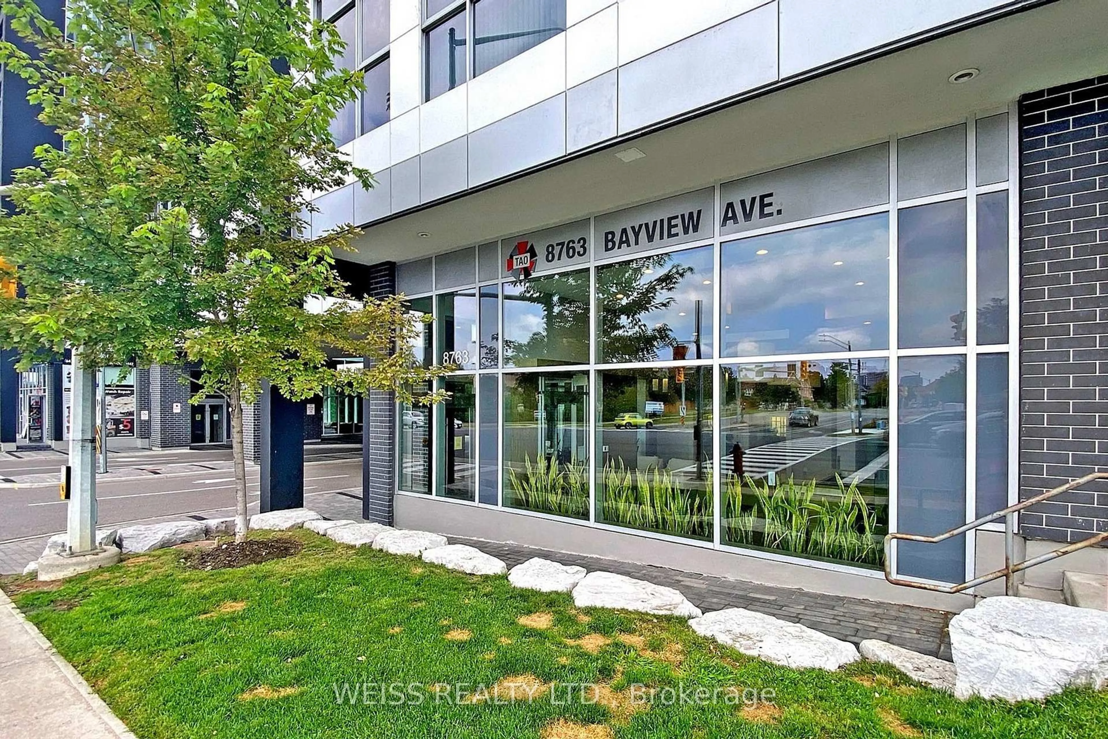 Indoor foyer for 8763 Bayview Ave #311, Richmond Hill Ontario L4B 3V1