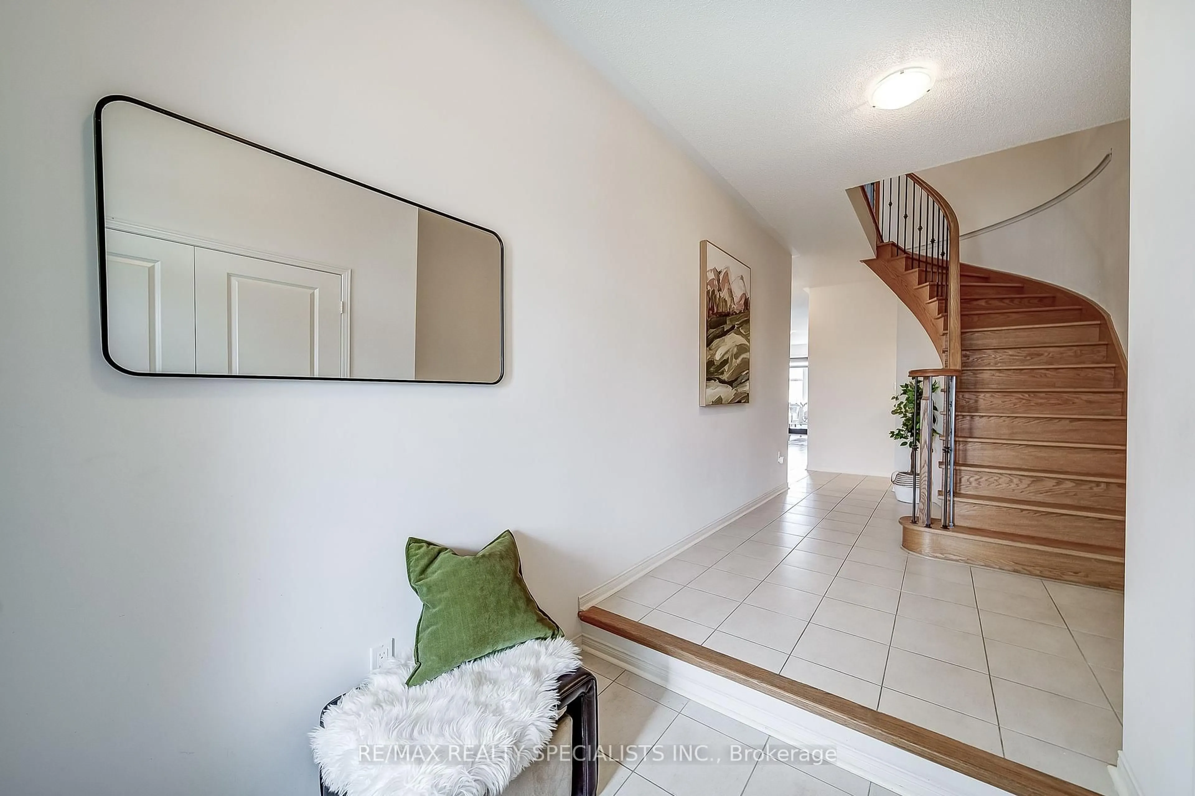 Indoor entryway for 94 Fortis Cres, Bradford West Gwillimbury Ontario L3Z 0W2