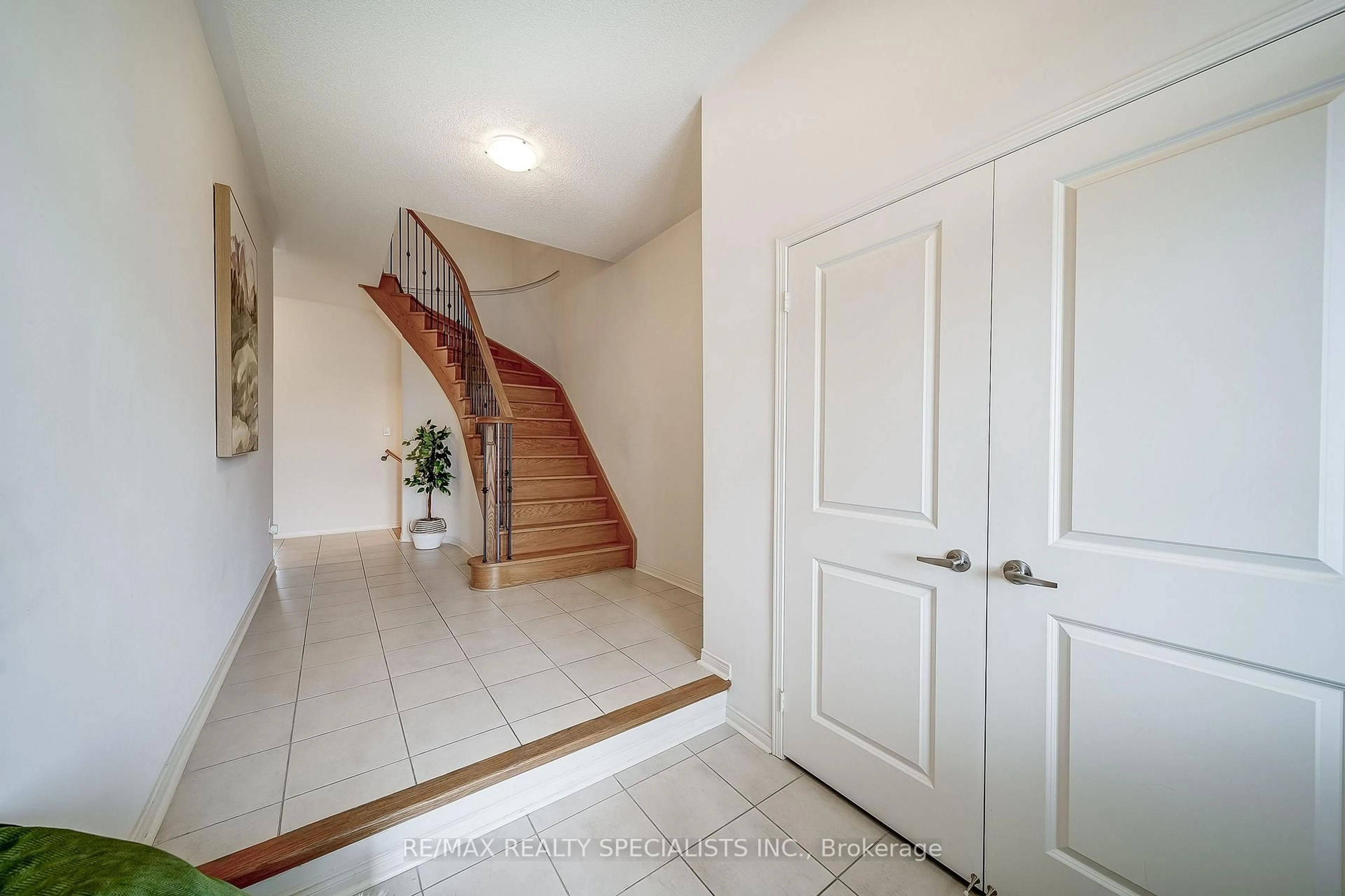 Indoor foyer for 94 Fortis Cres, Bradford West Gwillimbury Ontario L3Z 0W2