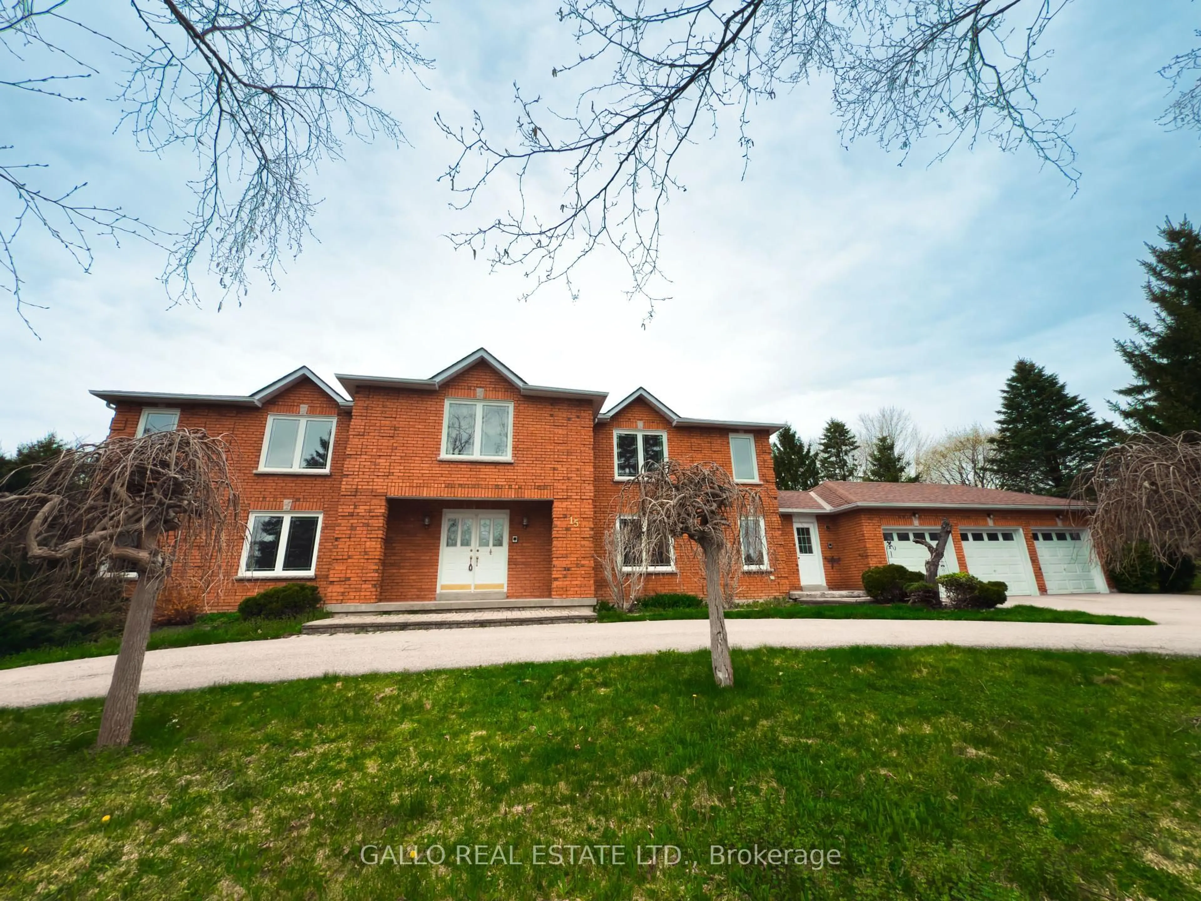 A pic from outside/outdoor area/front of a property/back of a property/a pic from drone, street for 15 Hill Top Tr, Whitchurch-Stouffville Ontario L4A 7X4