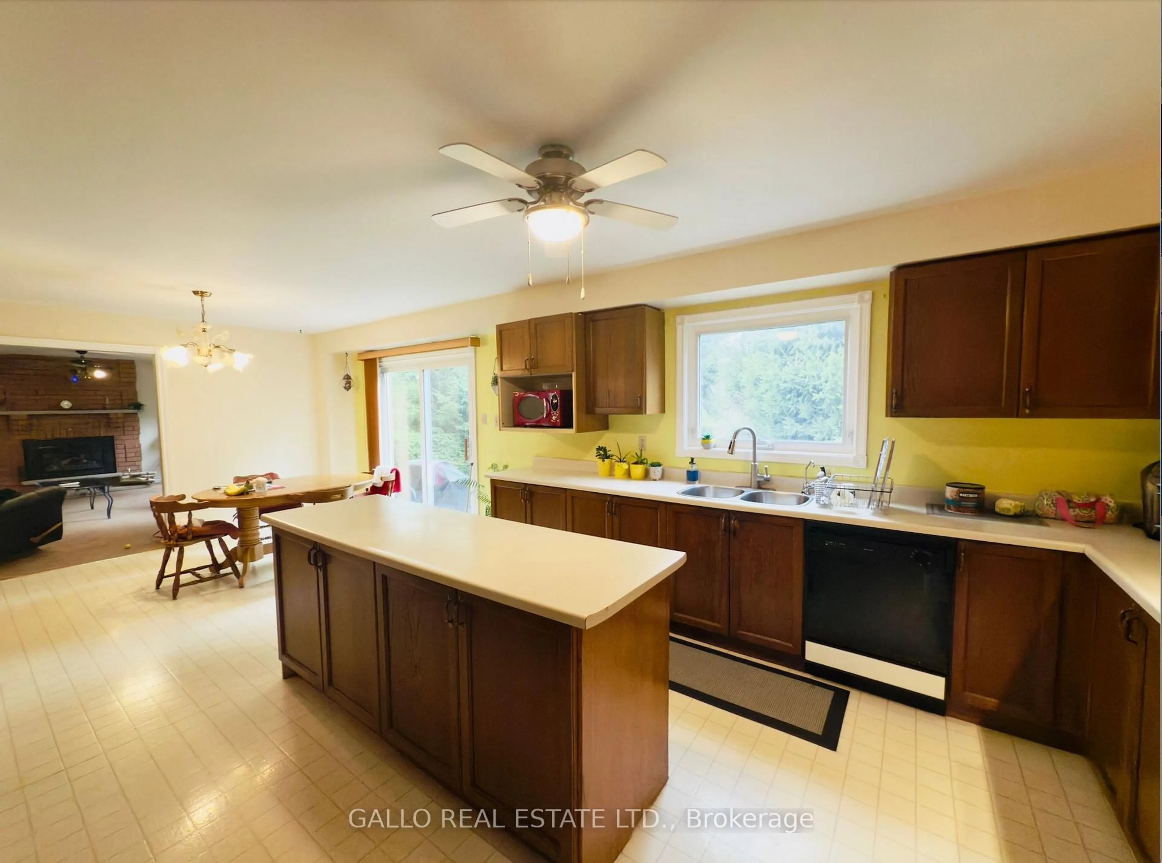 Open concept kitchen, ceramic/tile floor for 15 Hill Top Tr, Whitchurch-Stouffville Ontario L4A 7X4
