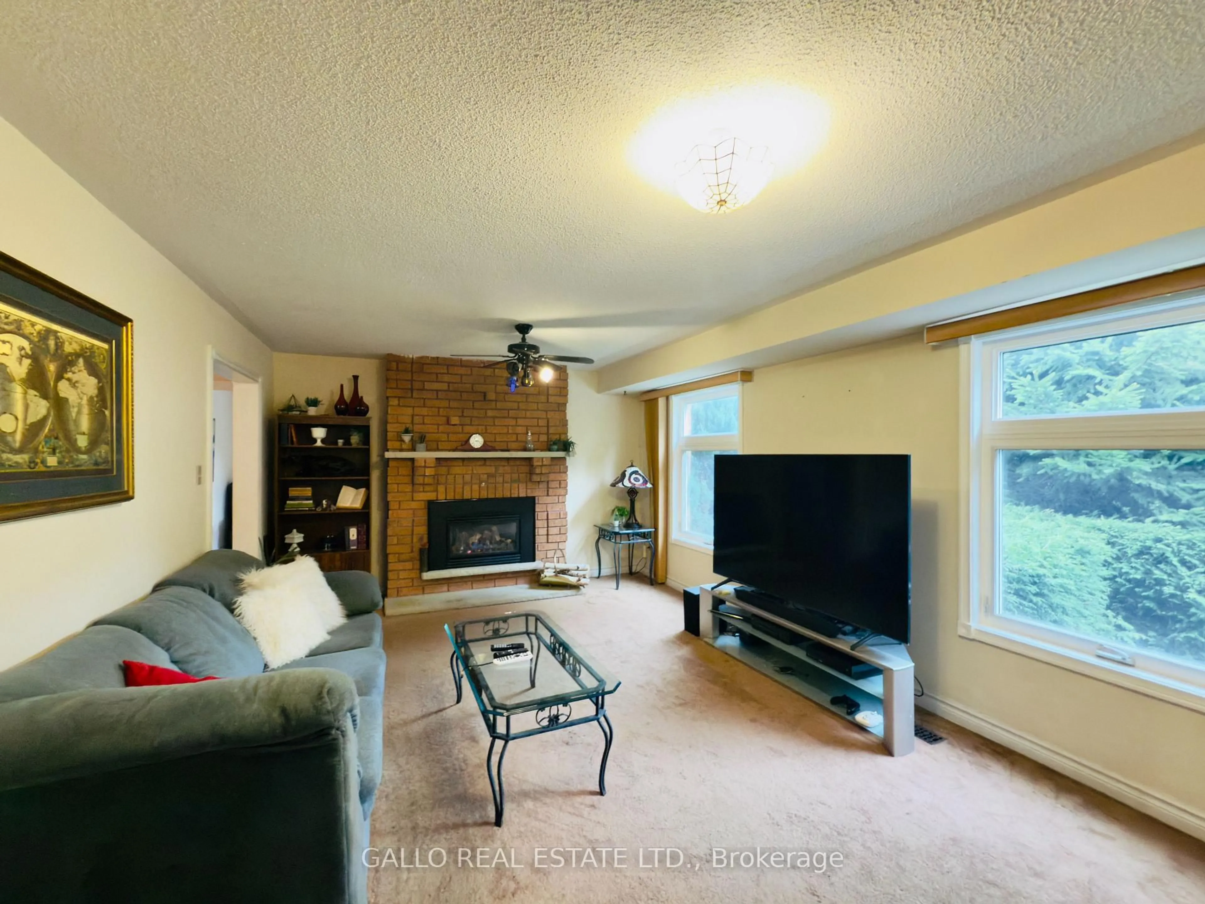 Living room with furniture, unknown for 15 Hill Top Tr, Whitchurch-Stouffville Ontario L4A 7X4