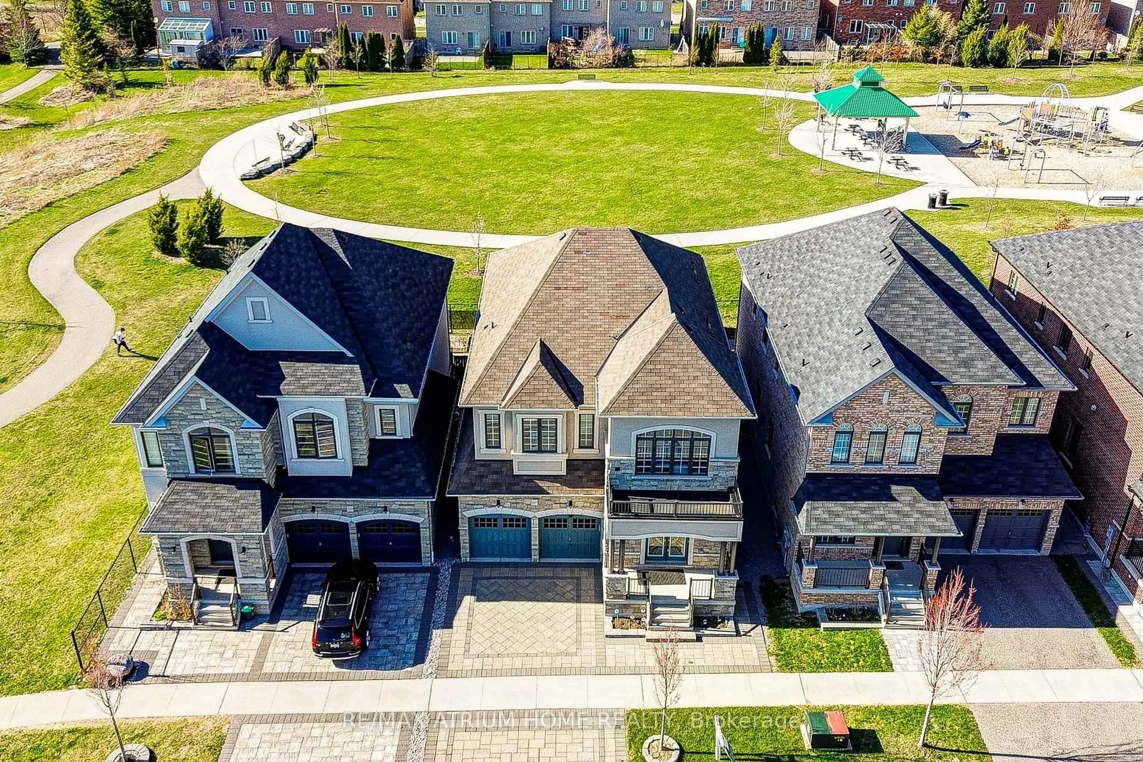 A pic from outside/outdoor area/front of a property/back of a property/a pic from drone, street for 127 Maple Ridge Cres, Markham Ontario L6E 1T9
