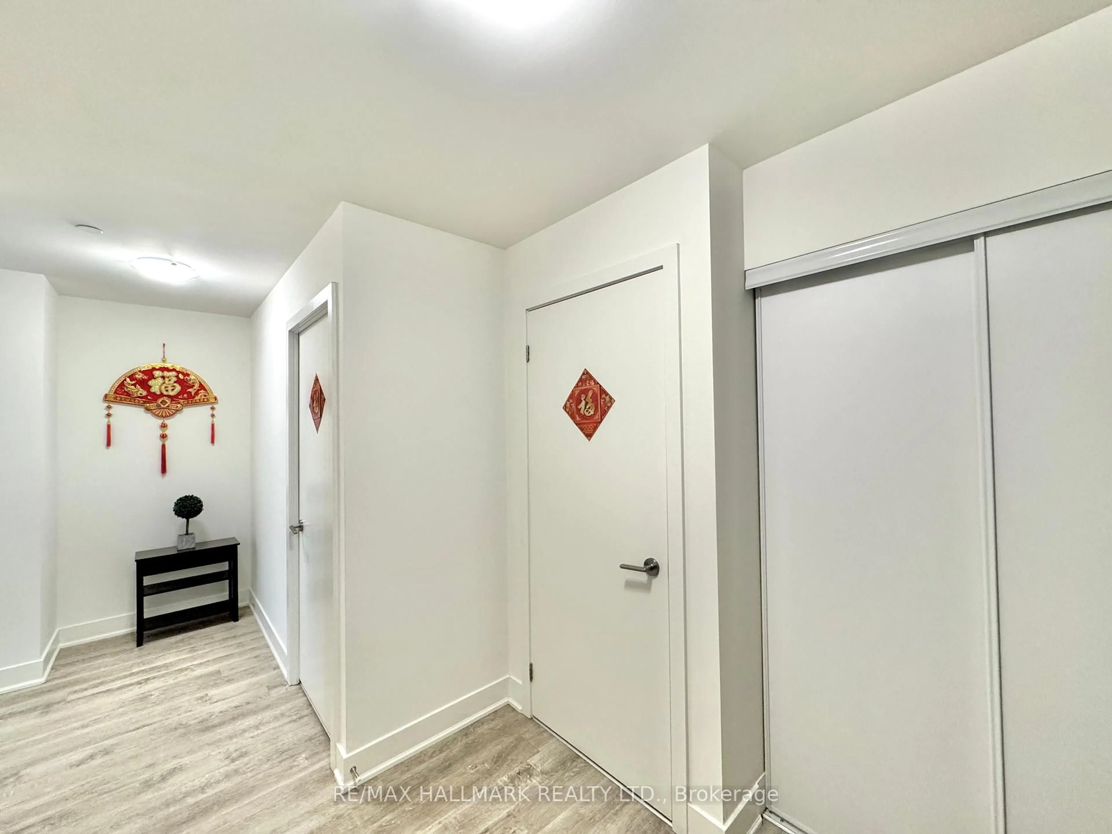 Indoor entryway for 185 Deerfield Rd #1304, Newmarket Ontario L3Y 0G7