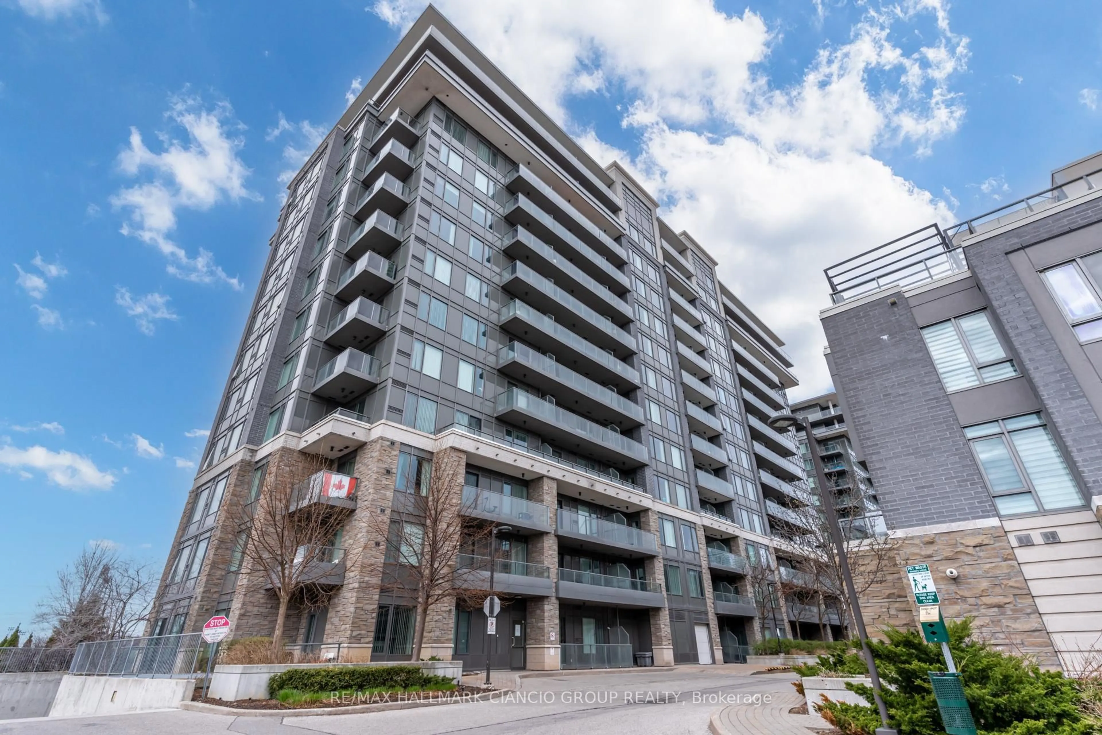 A pic from outside/outdoor area/front of a property/back of a property/a pic from drone, building for 325 South Park Rd #Rg15, Markham Ontario L3T 0B8
