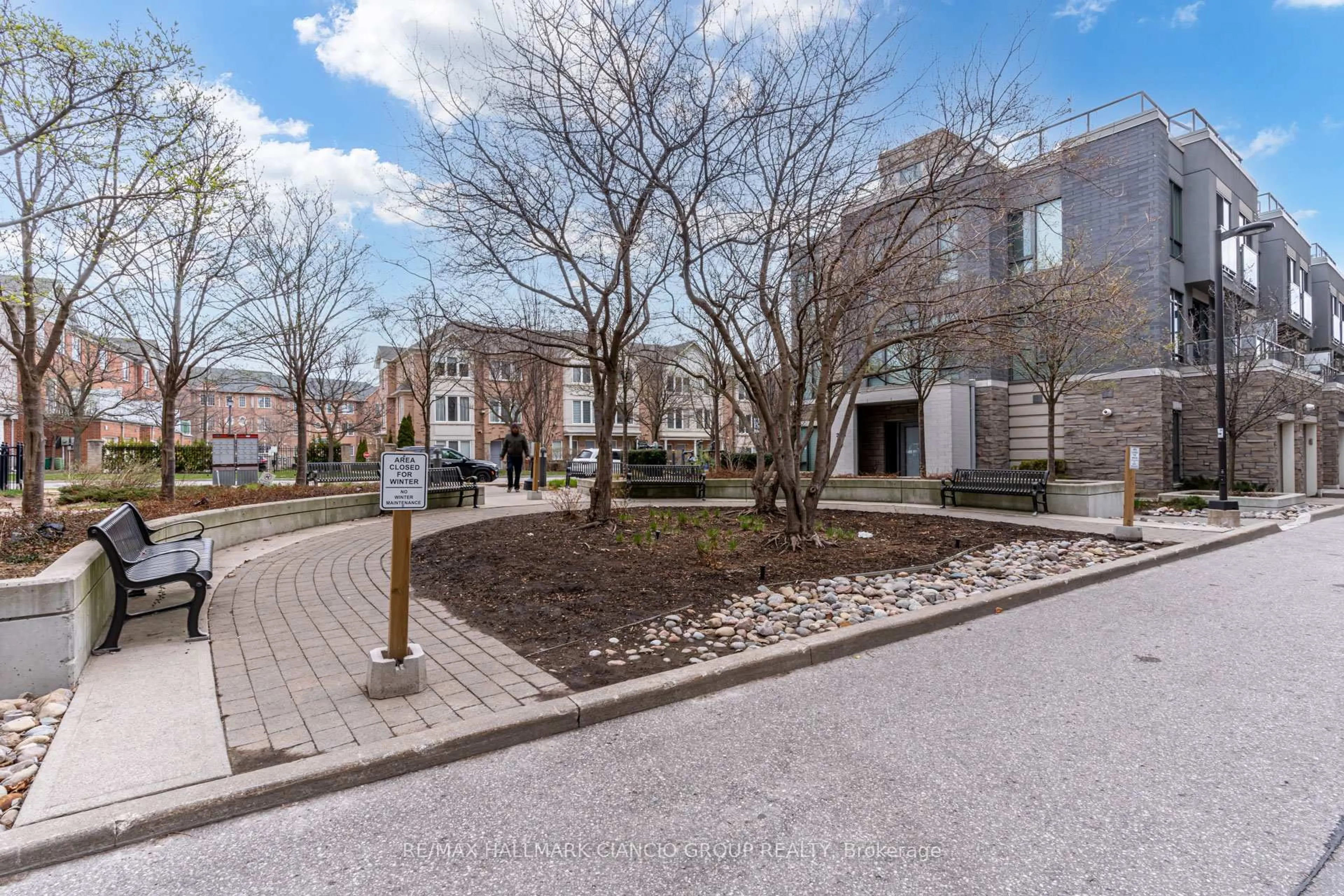 Patio, street for 325 South Park Rd #Rg15, Markham Ontario L3T 0B8