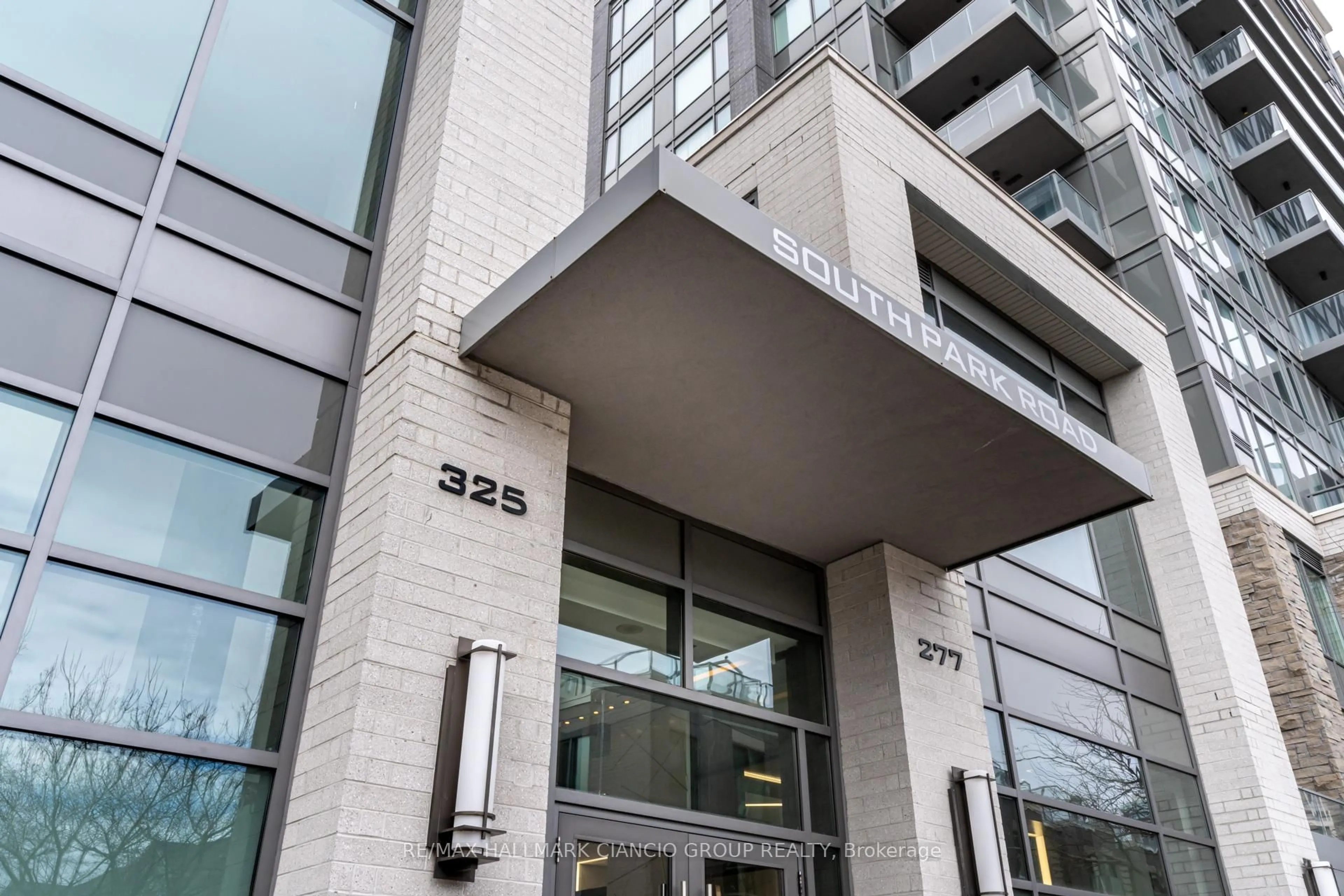 Indoor foyer for 325 South Park Rd #Rg15, Markham Ontario L3T 0B8