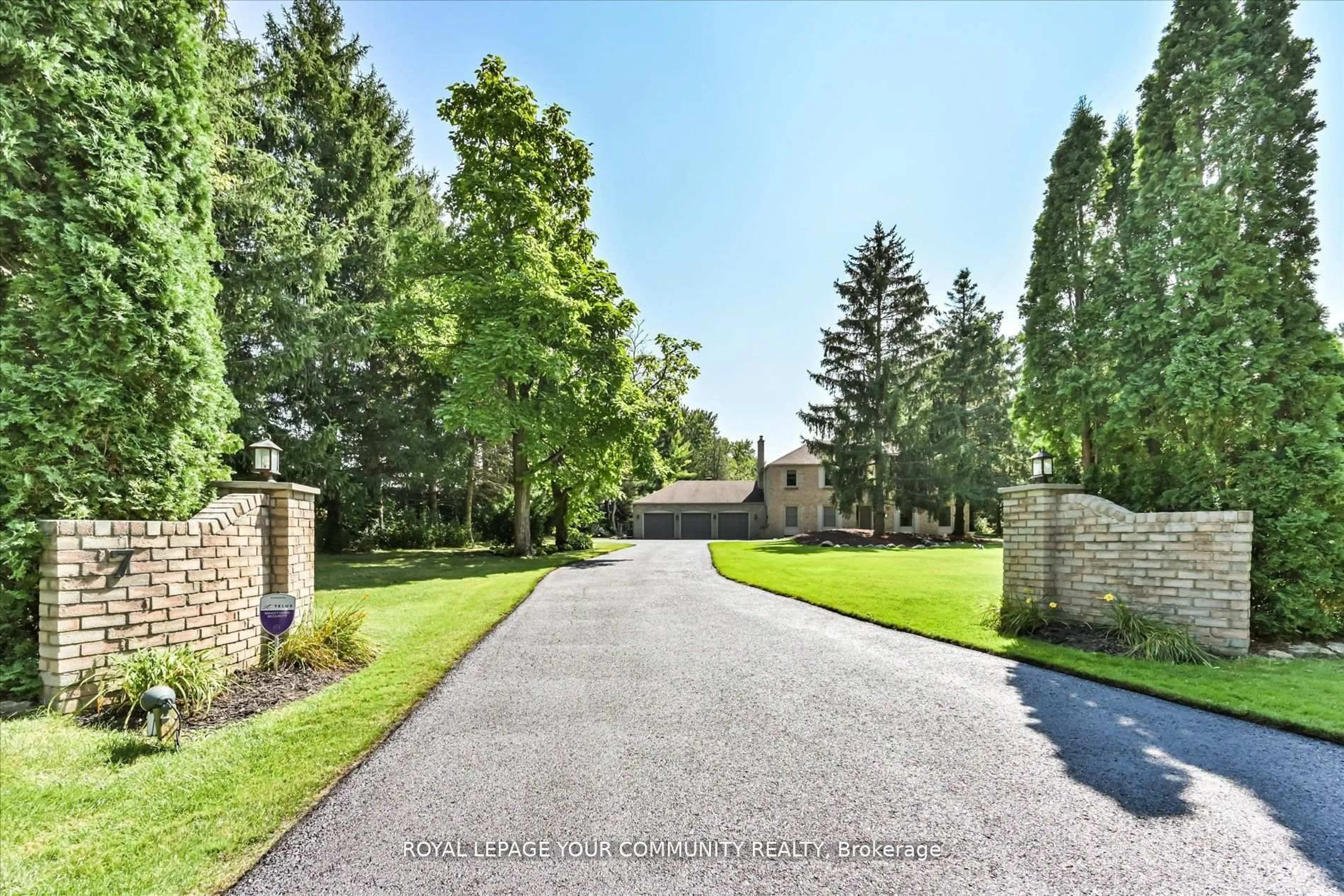 A pic from outside/outdoor area/front of a property/back of a property/a pic from drone, street for 7 Skyview Lane, Aurora Ontario L4G 6W5