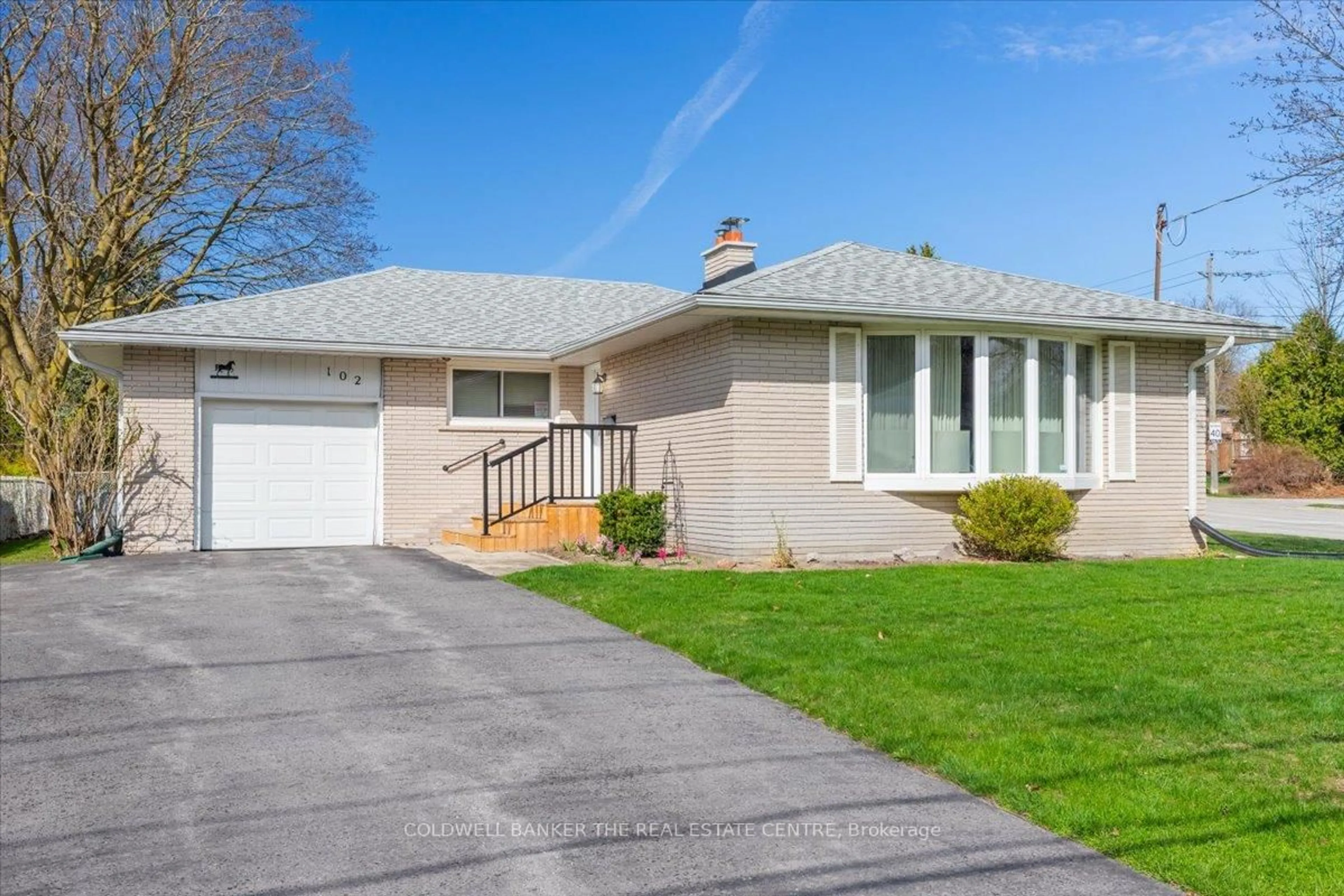 Home with vinyl exterior material, street for 102 Park Ave, Newmarket Ontario L3Y 1T7