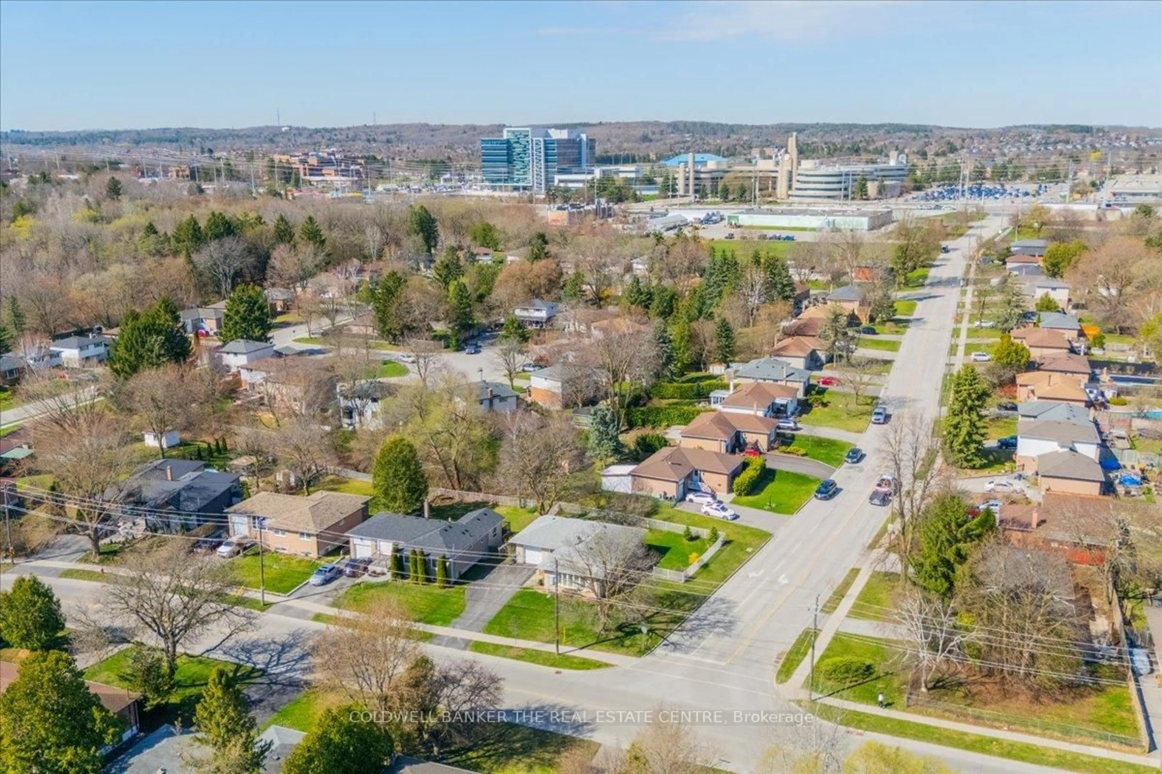 A pic from outside/outdoor area/front of a property/back of a property/a pic from drone, street for 102 Park Ave, Newmarket Ontario L3Y 1T7