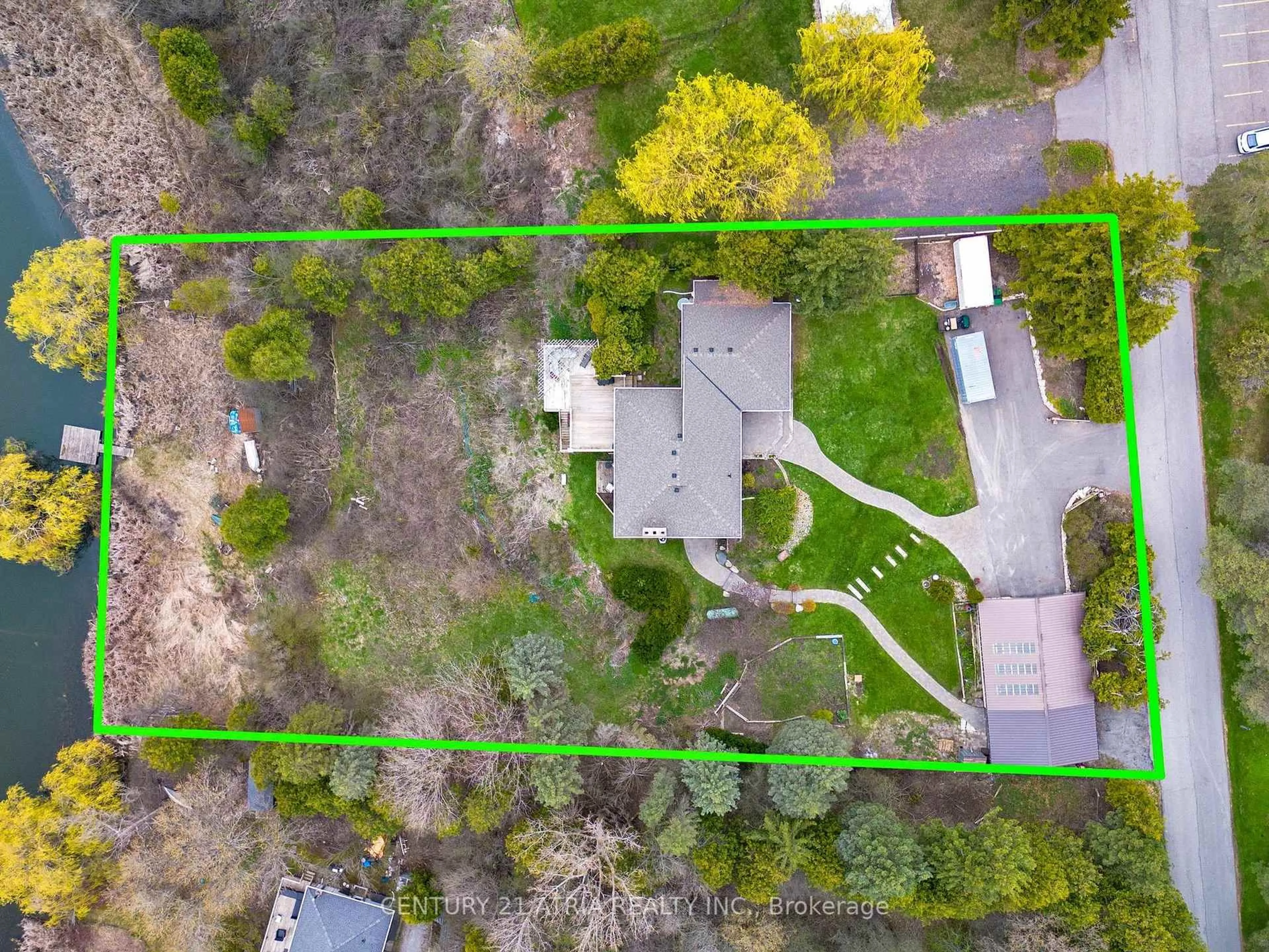 A pic from outside/outdoor area/front of a property/back of a property/a pic from drone, street for 13250 Leslie St, Richmond Hill Ontario L4E 1A2