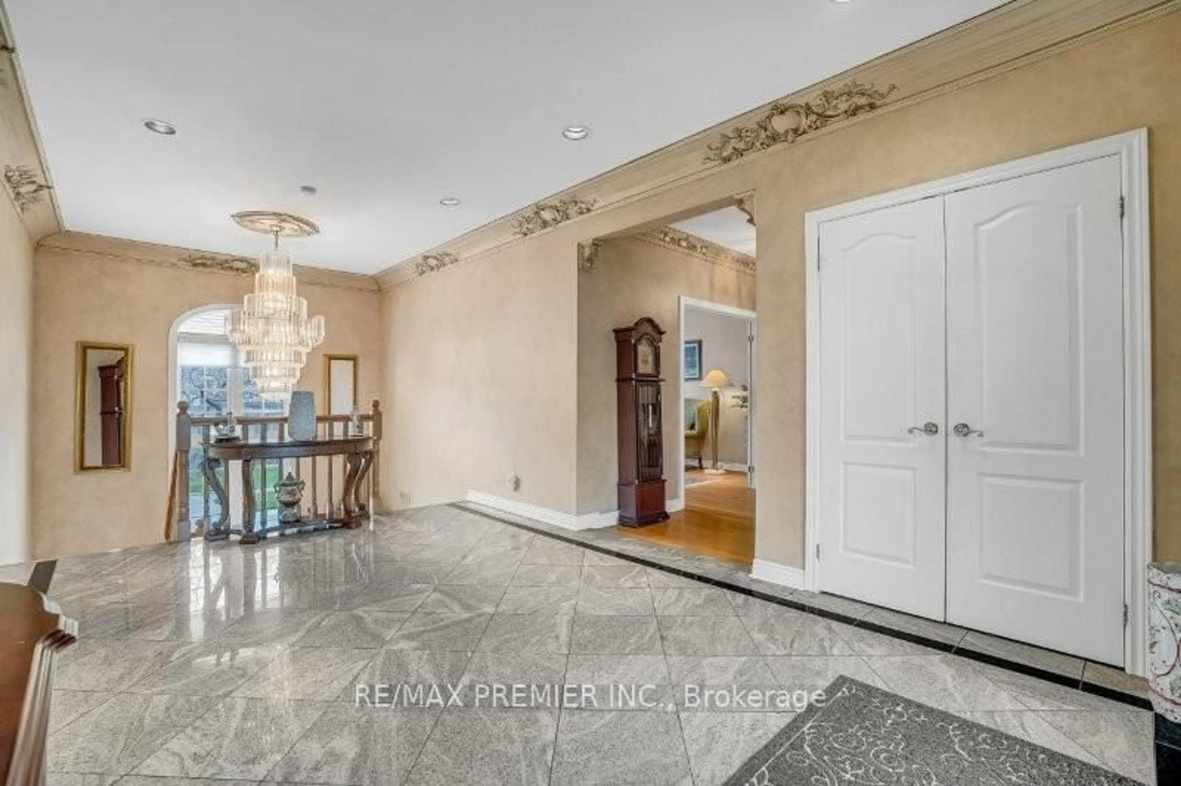 Indoor foyer for 3 Avro Rd, Vaughan Ontario L6A 1Y3