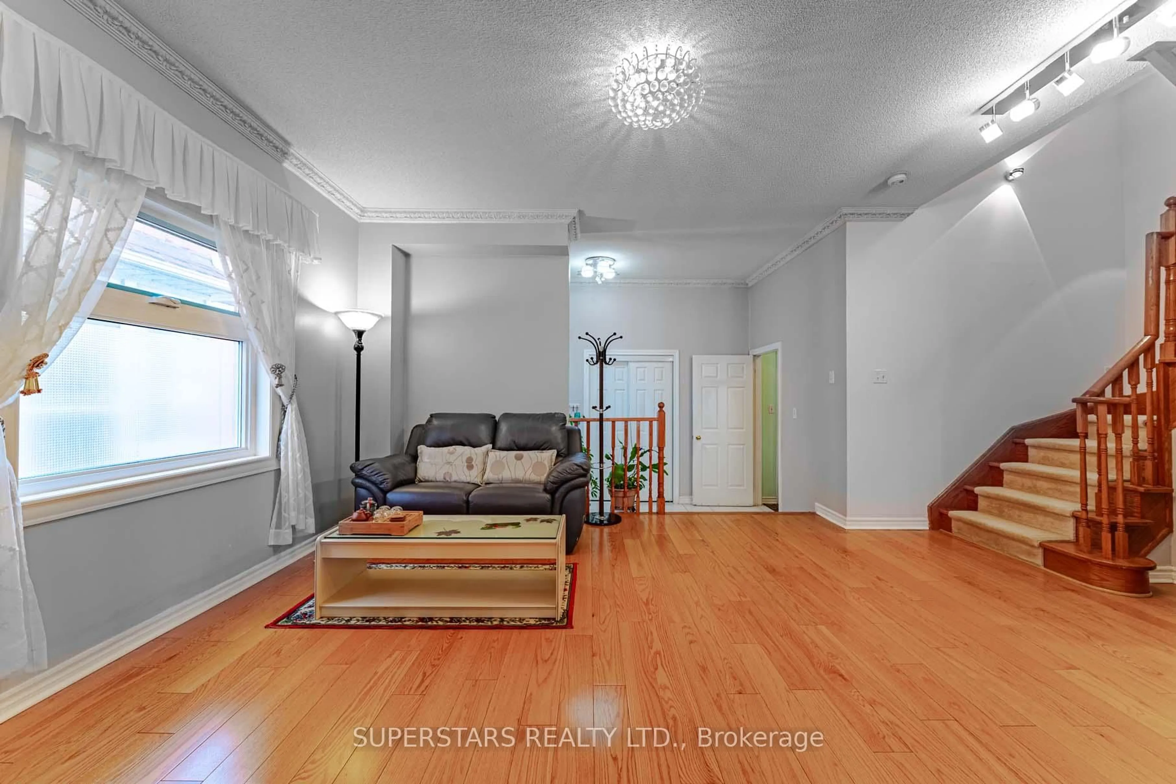 Living room with furniture, unknown for 25 Eastpine Dr, Markham Ontario L3R 4Z2