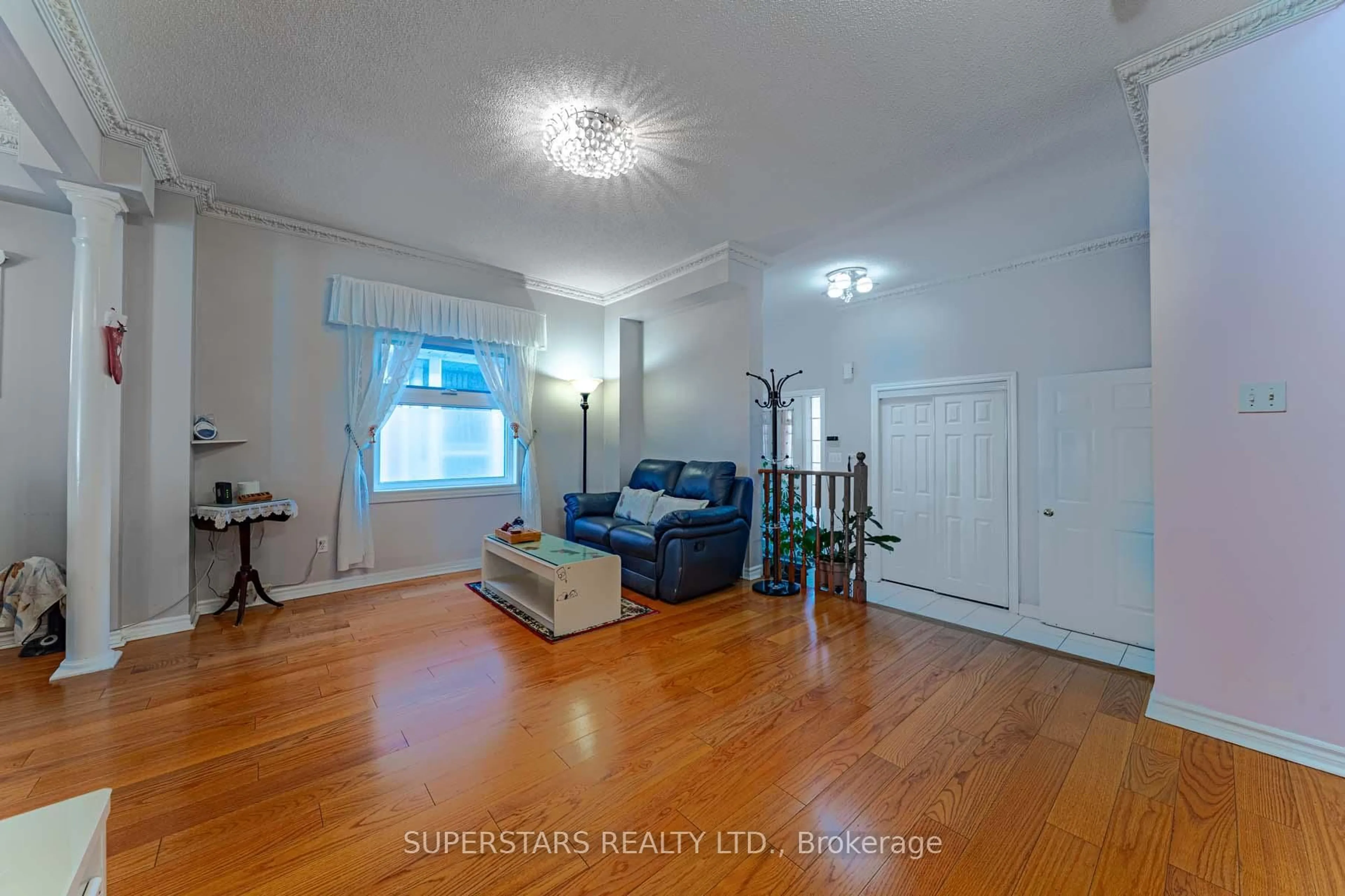 Living room with furniture, wood/laminate floor for 25 Eastpine Dr, Markham Ontario L3R 4Z2
