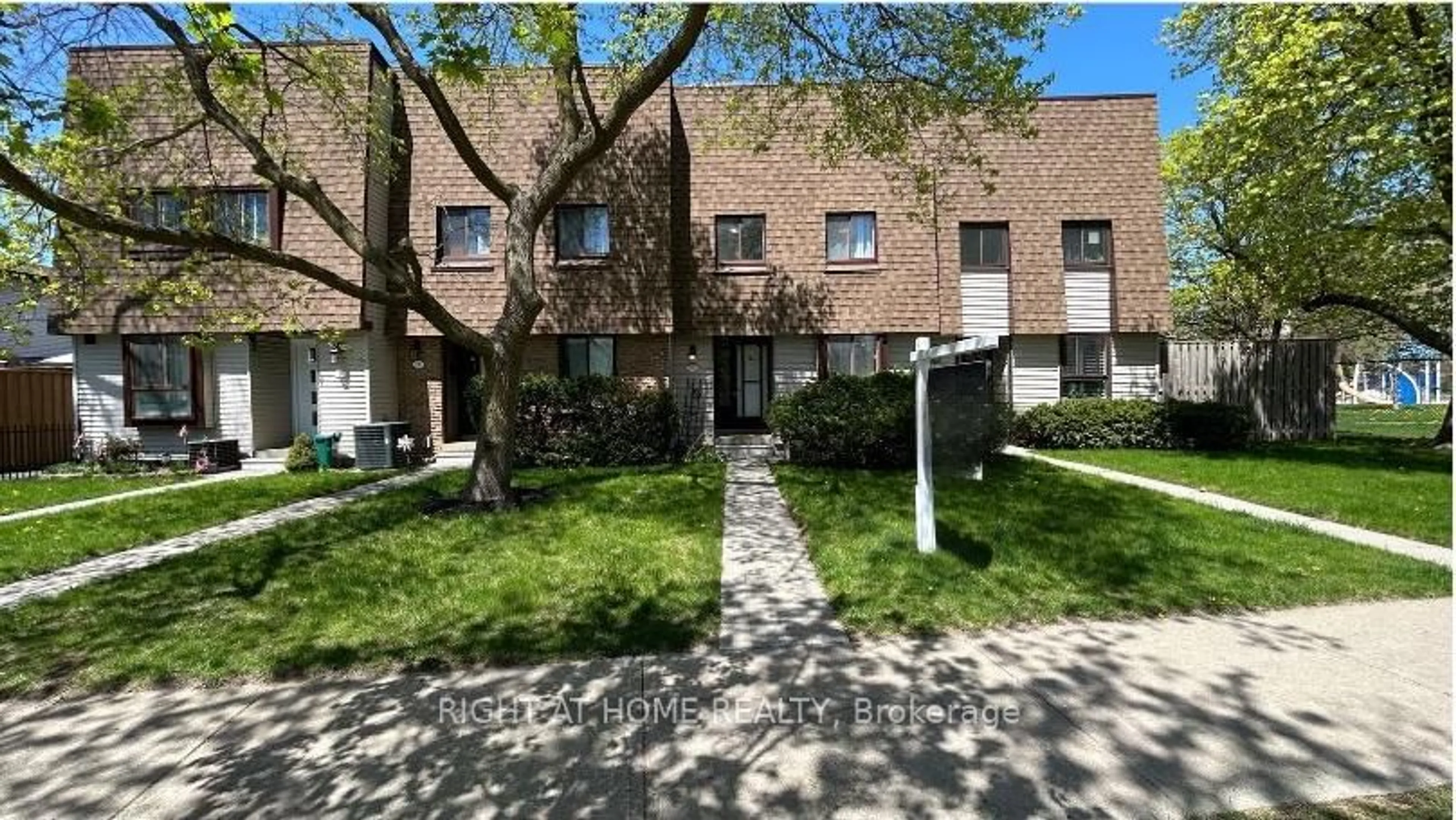 A pic from outside/outdoor area/front of a property/back of a property/a pic from drone, street for 189 Springhead Gdns #2, Richmond Hill Ontario L4C 5C7