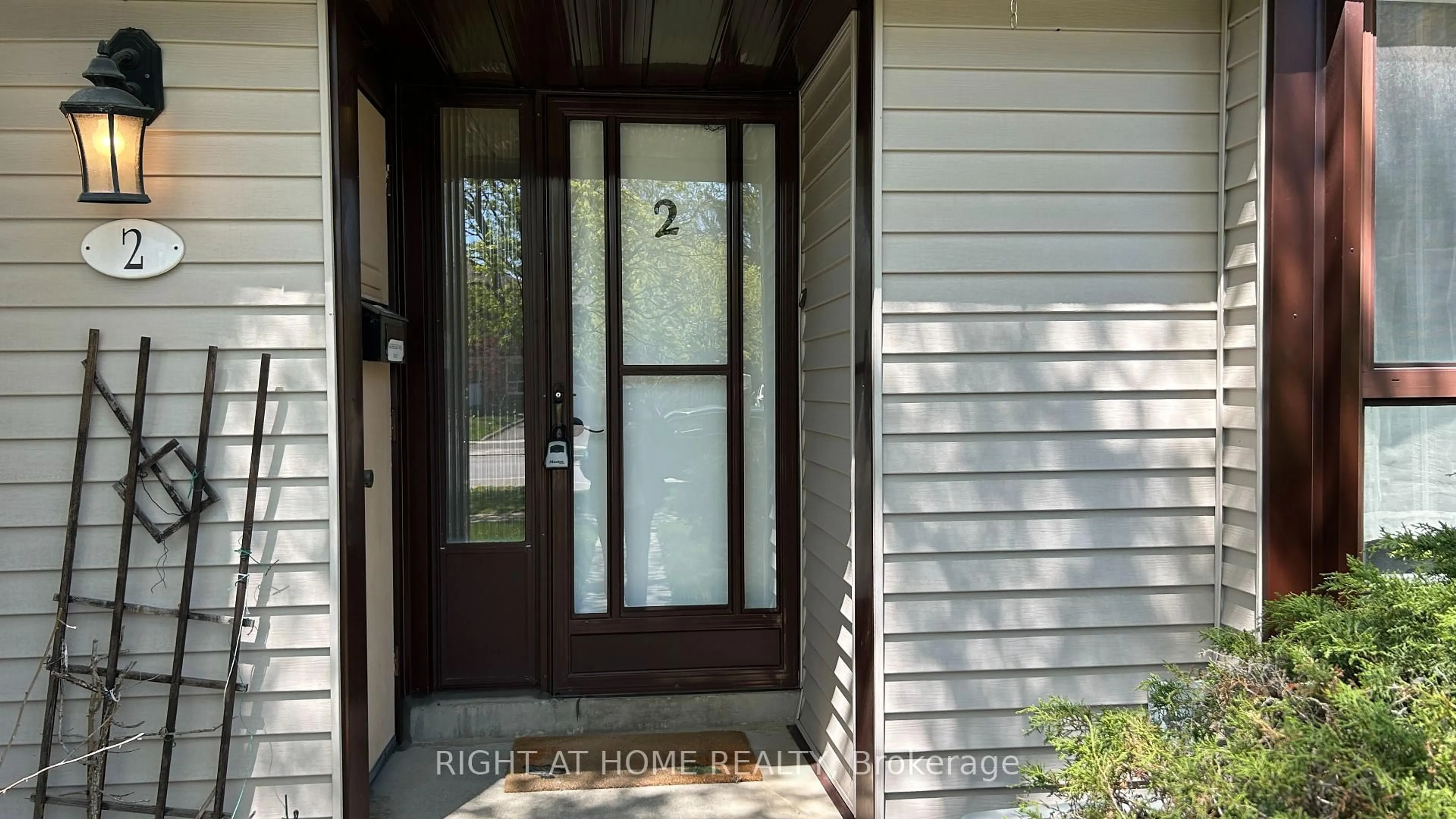Indoor entryway for 189 Springhead Gdns #2, Richmond Hill Ontario L4C 5C7