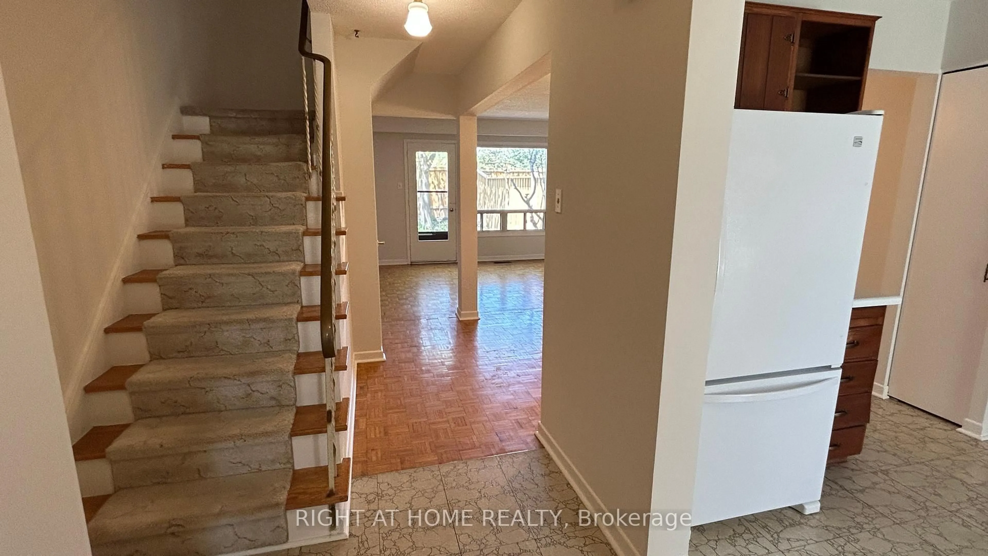 Indoor entryway for 189 Springhead Gdns #2, Richmond Hill Ontario L4C 5C7