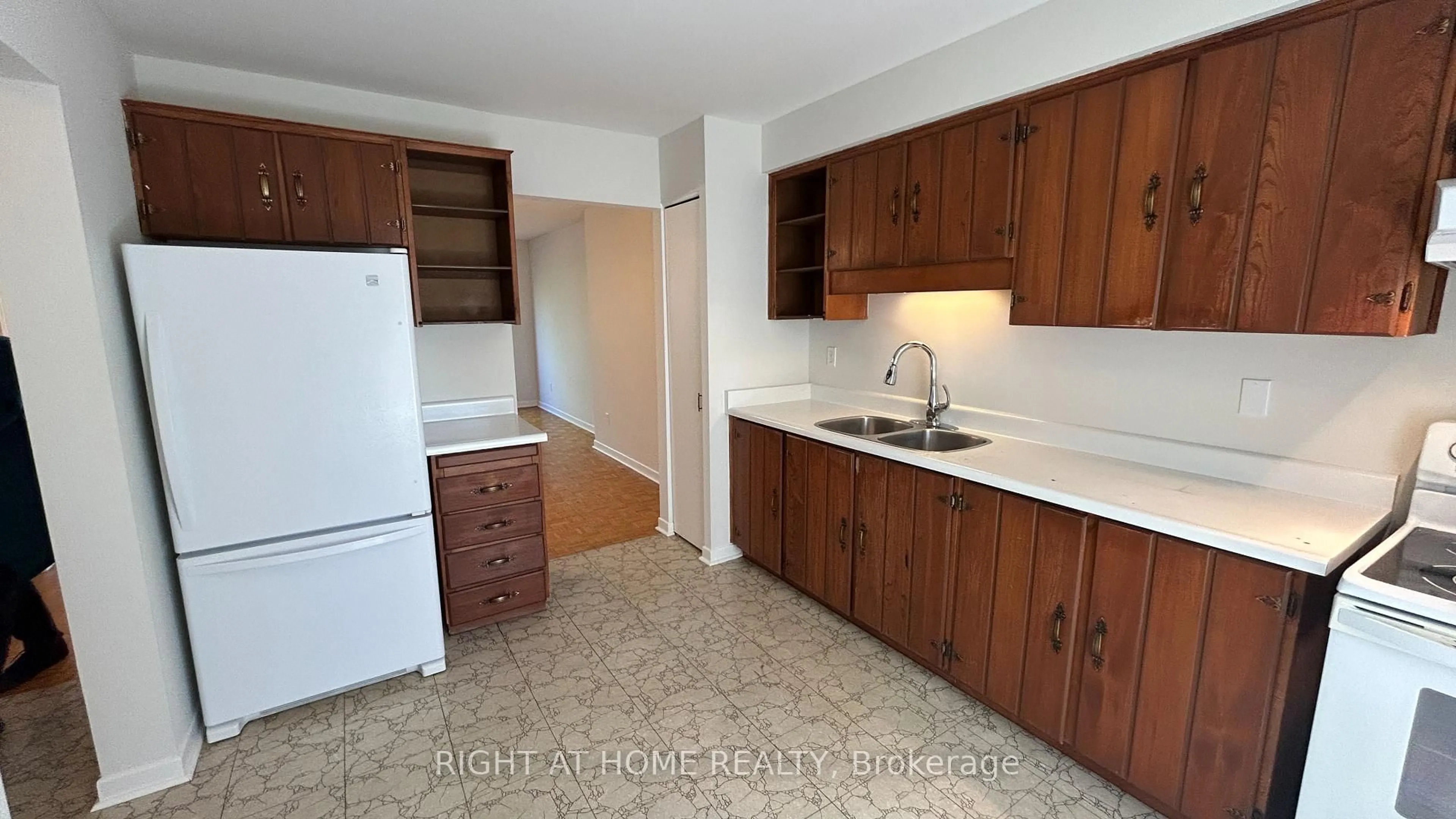 Standard kitchen, unknown for 189 Springhead Gdns #2, Richmond Hill Ontario L4C 5C7