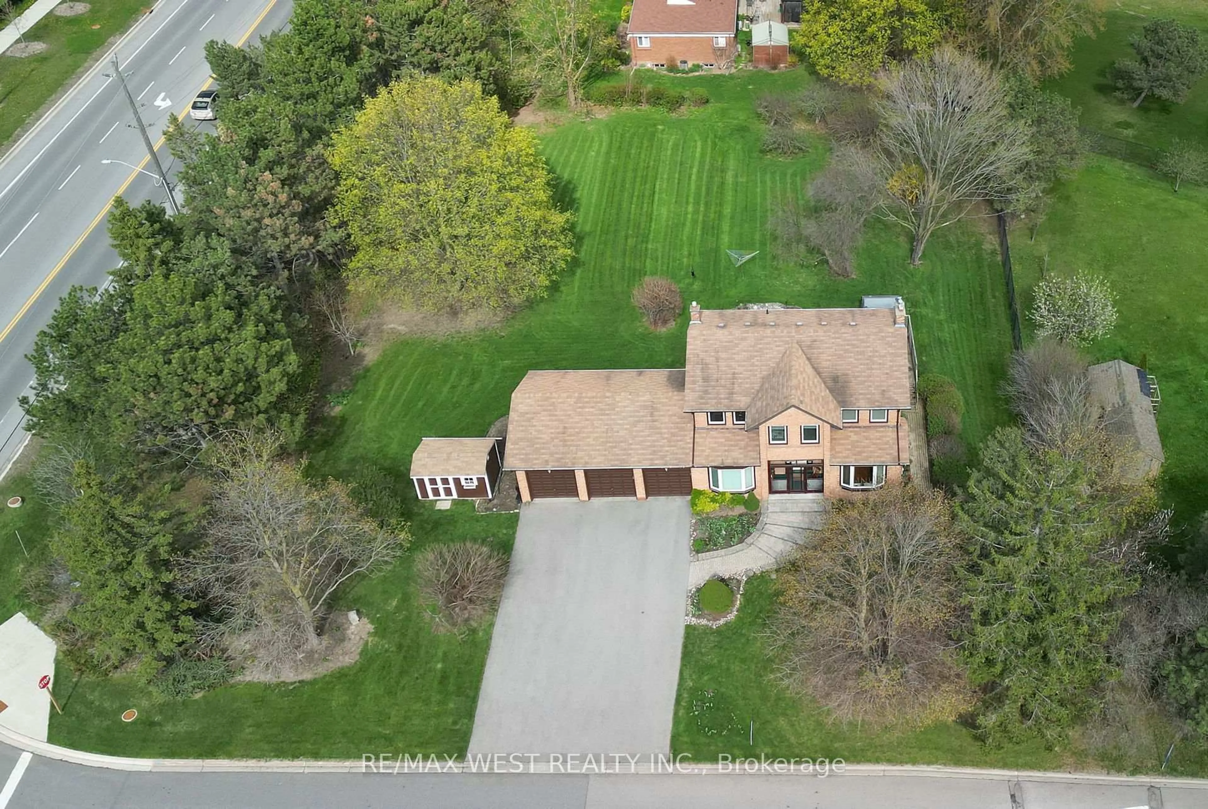 A pic from outside/outdoor area/front of a property/back of a property/a pic from drone, street for 3 Henry Gate, King Ontario L0G 1N0