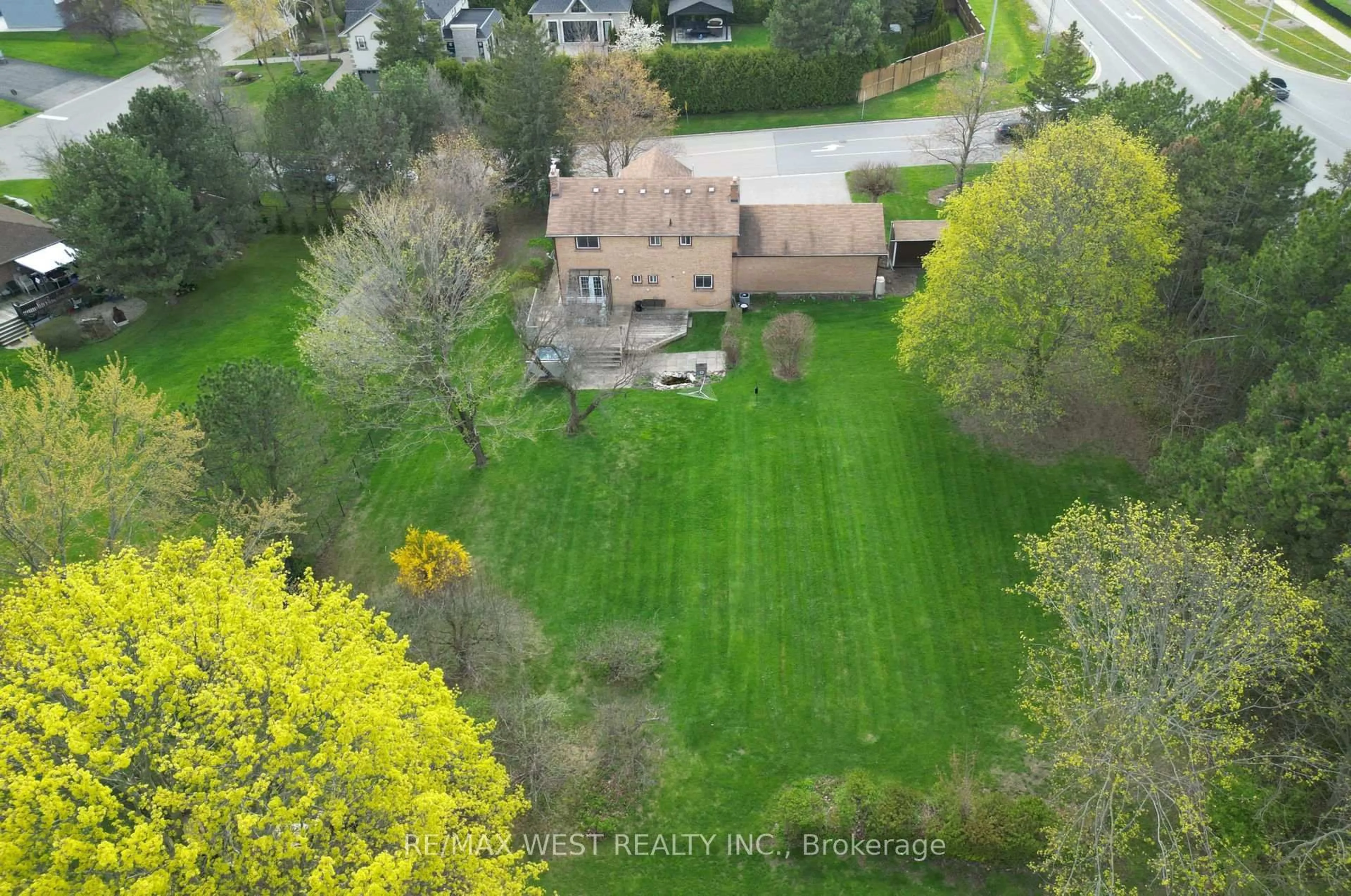 A pic from outside/outdoor area/front of a property/back of a property/a pic from drone, unknown for 3 Henry Gate, King Ontario L0G 1N0