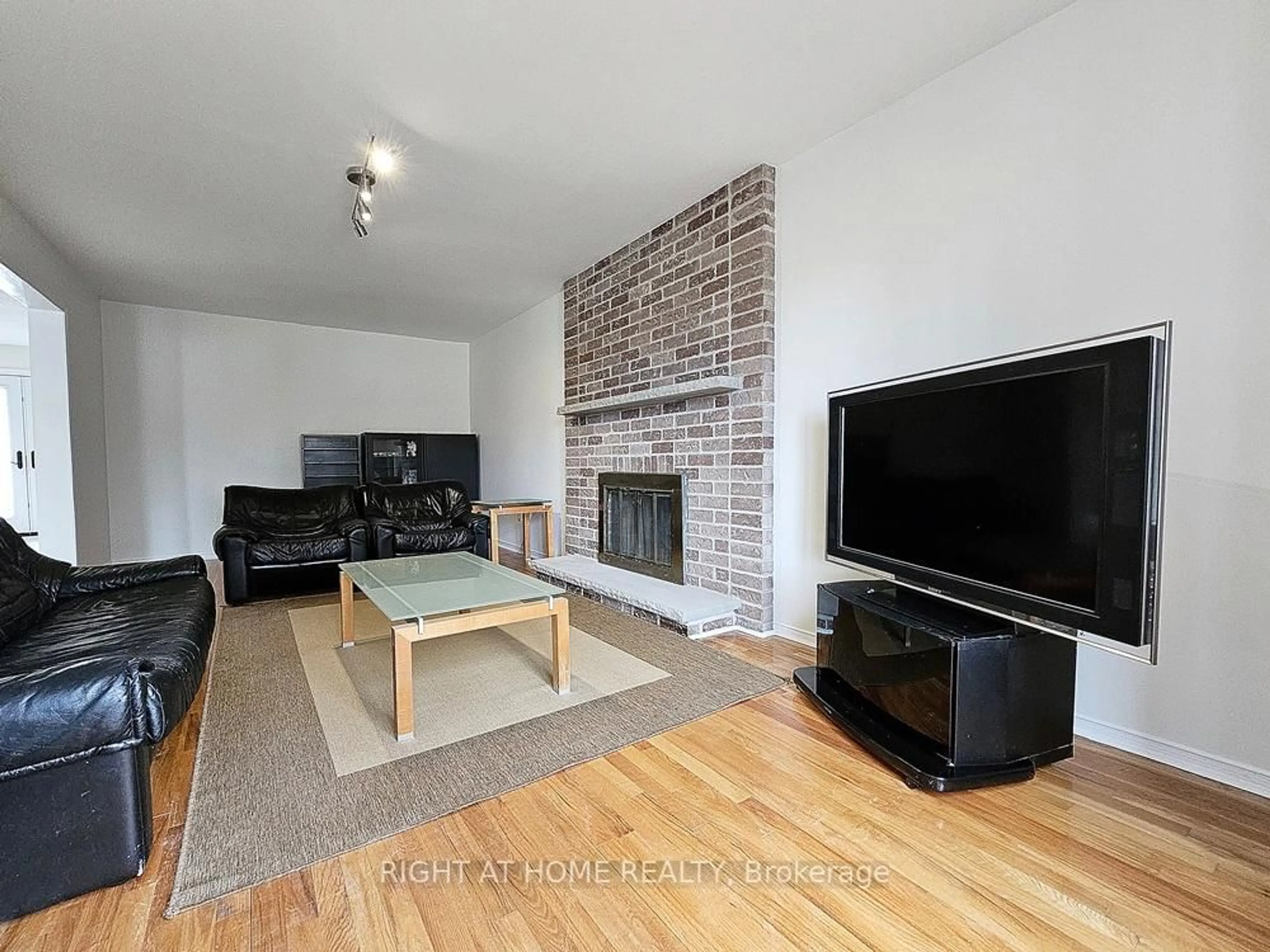 Living room with furniture, unknown for 116 Cooperage Cres, Richmond Hill Ontario L4C 9L8