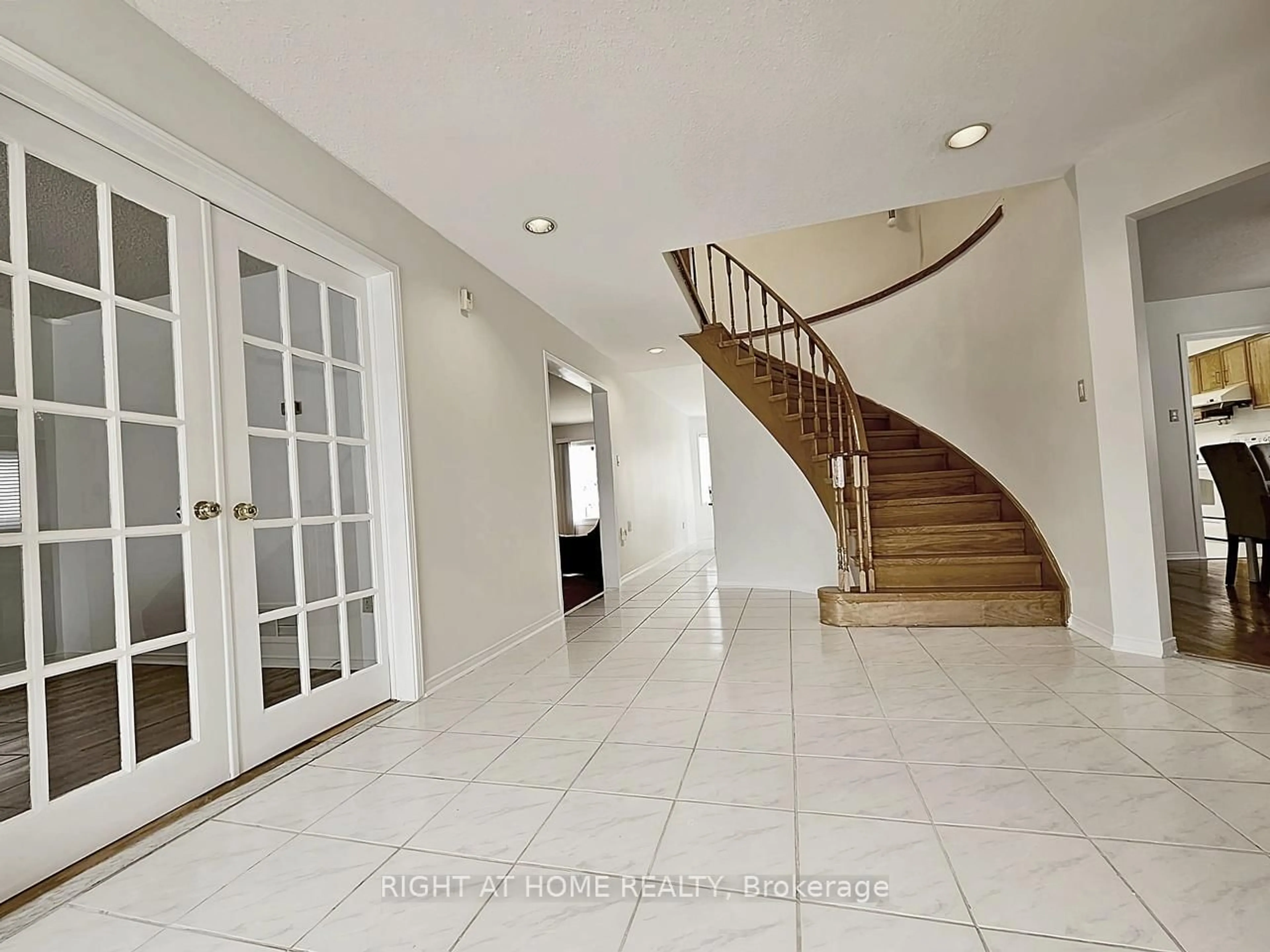 Indoor foyer for 116 Cooperage Cres, Richmond Hill Ontario L4C 9L8