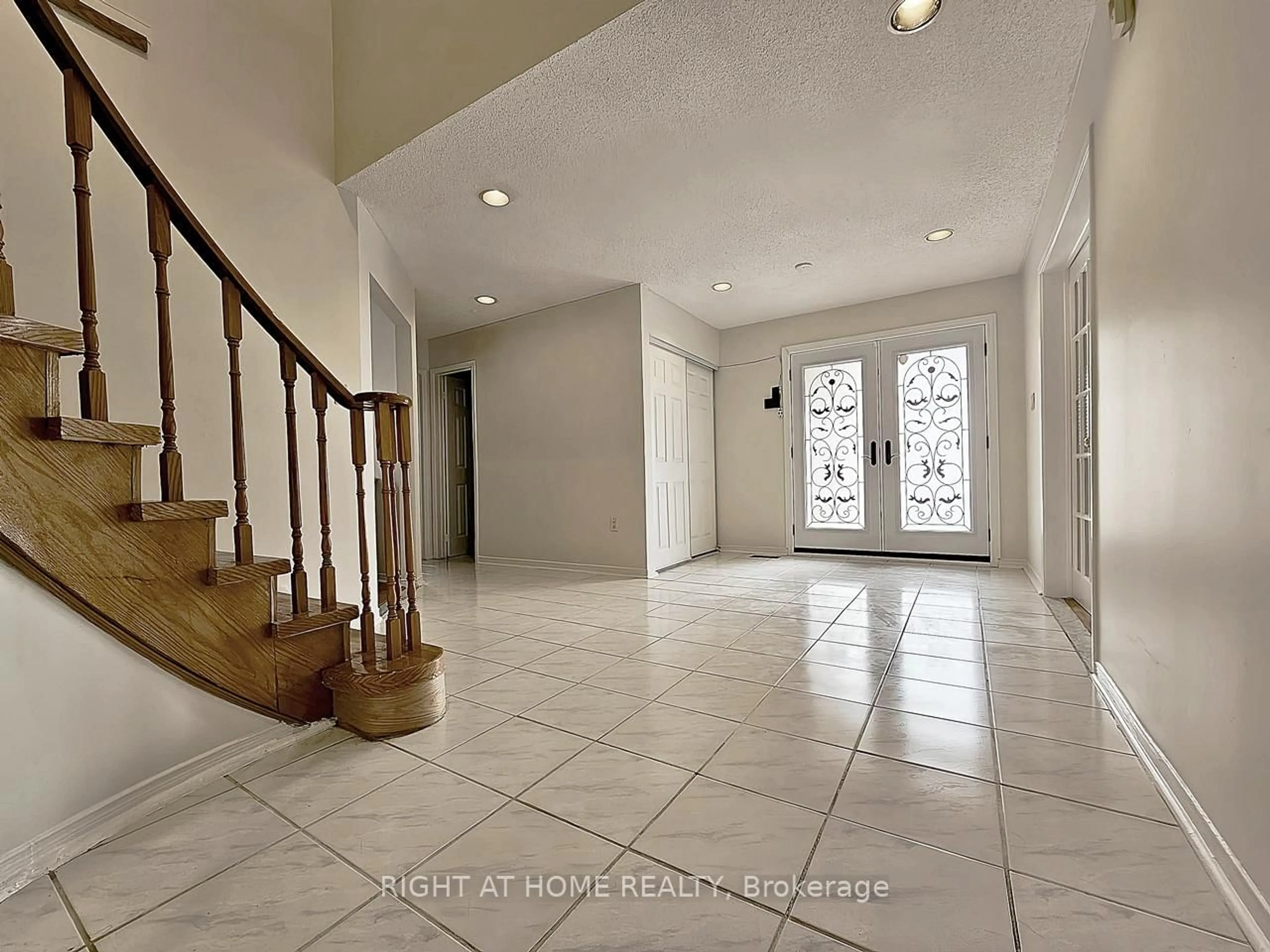 Indoor foyer for 116 Cooperage Cres, Richmond Hill Ontario L4C 9L8