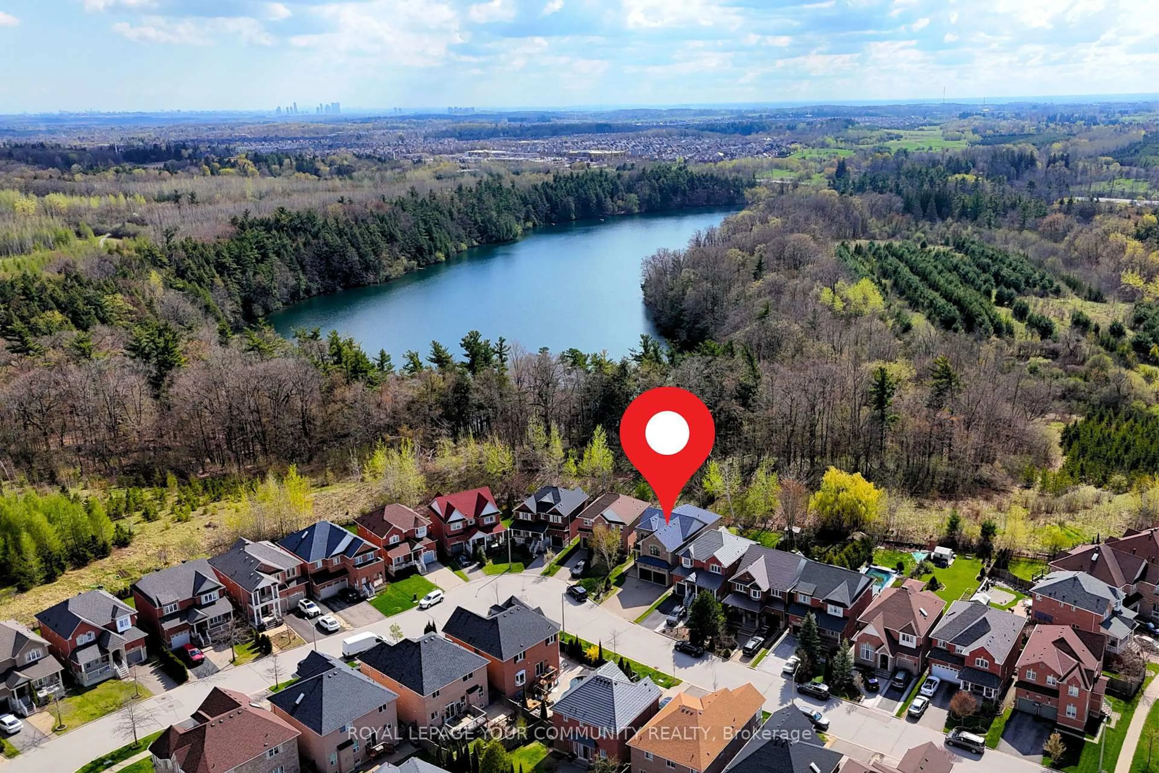 A pic from outside/outdoor area/front of a property/back of a property/a pic from drone, water/lake/river/ocean view for 14 Trish Dr, Richmond Hill Ontario L4E 5C5