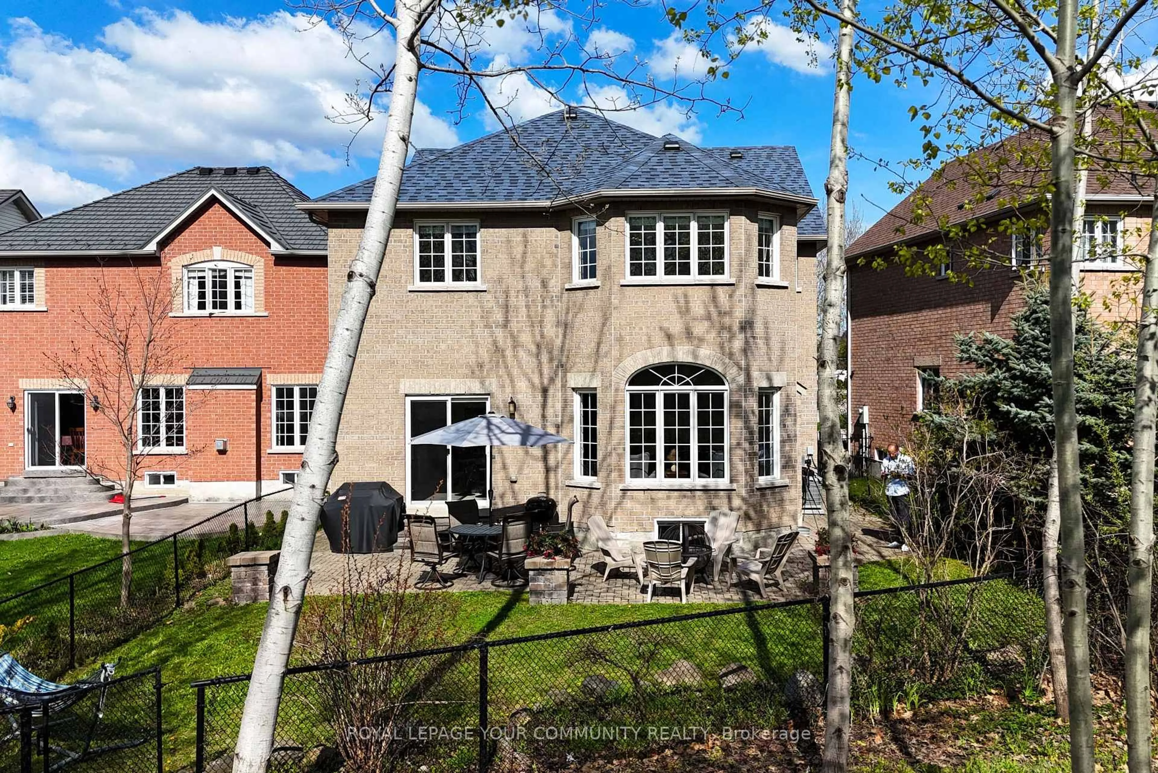 A pic from outside/outdoor area/front of a property/back of a property/a pic from drone, street for 14 Trish Dr, Richmond Hill Ontario L4E 5C5