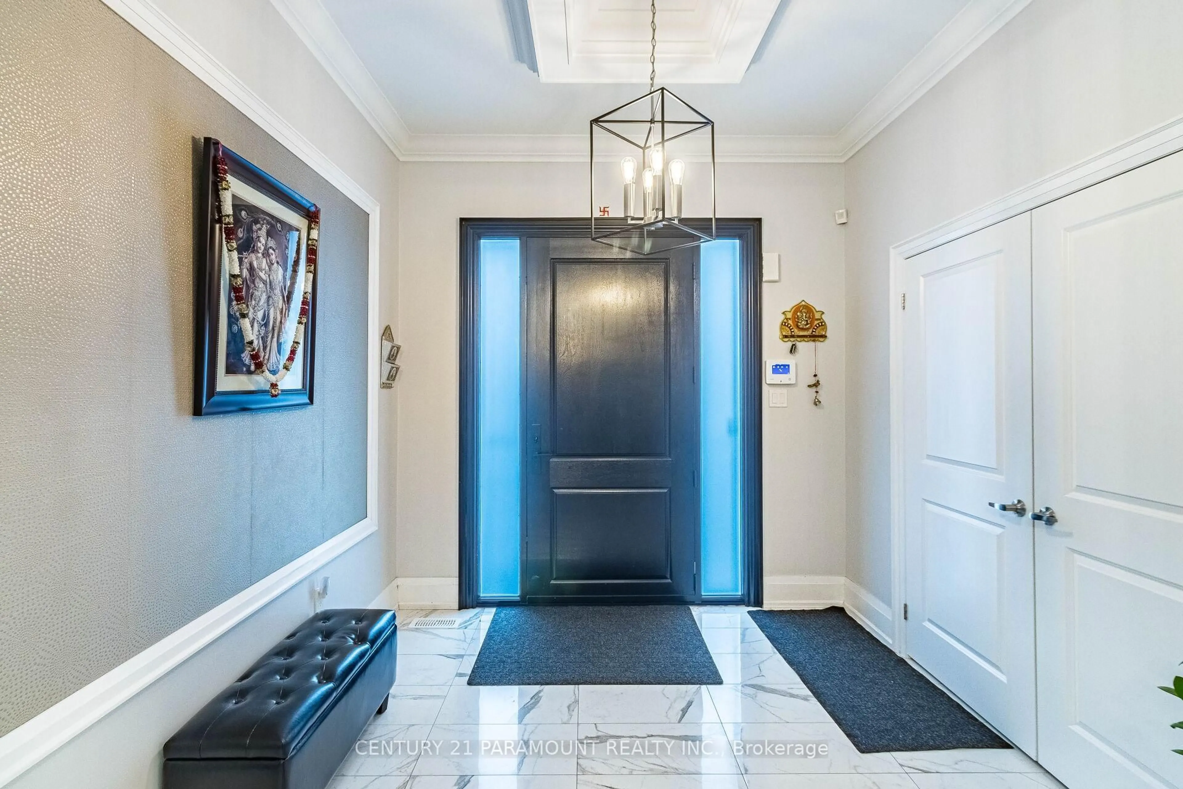Indoor foyer for 10 Donnan Dr, New Tecumseth Ontario L0G 1W0